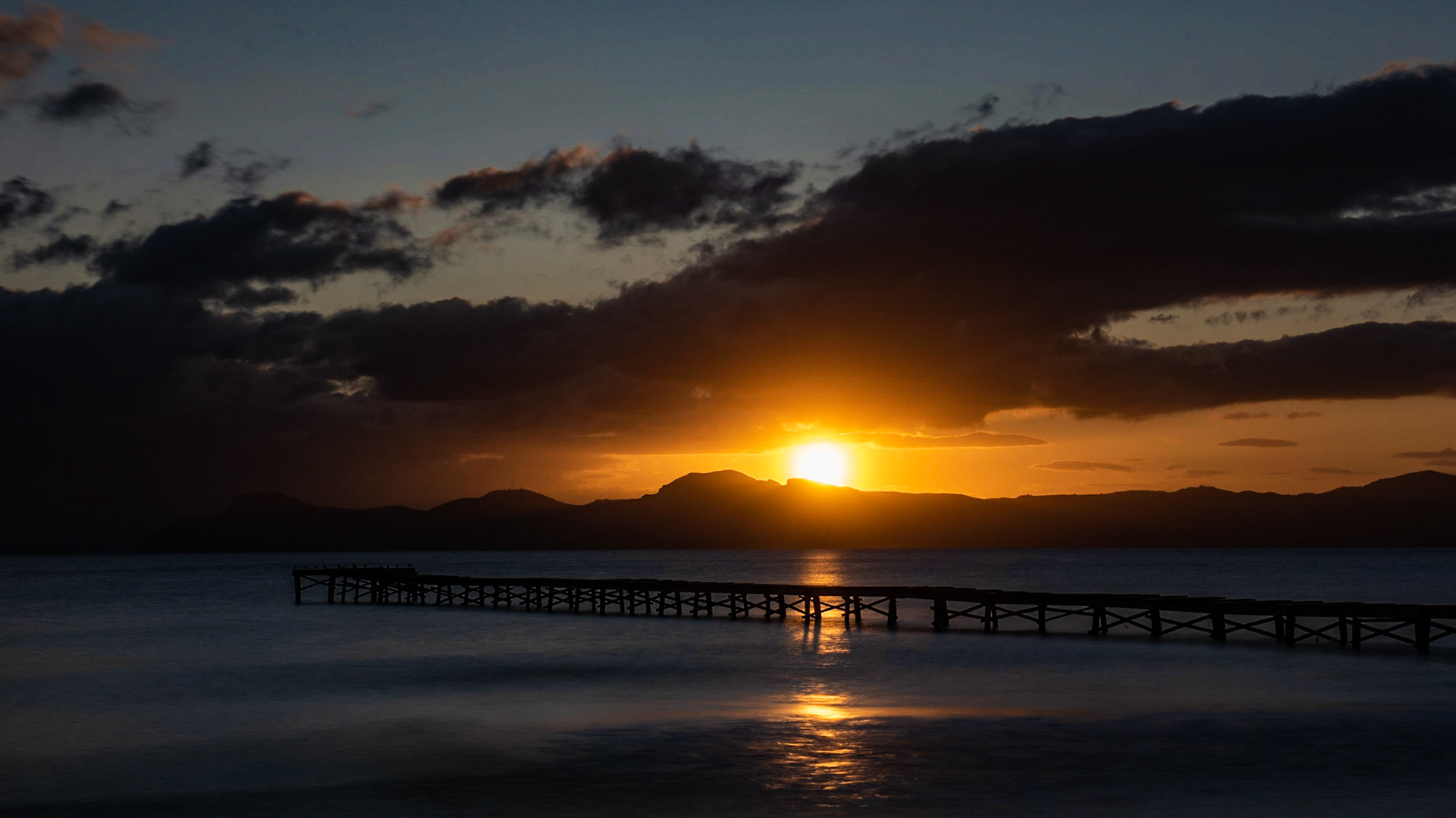 Die Sonne steigt aus dem Meer