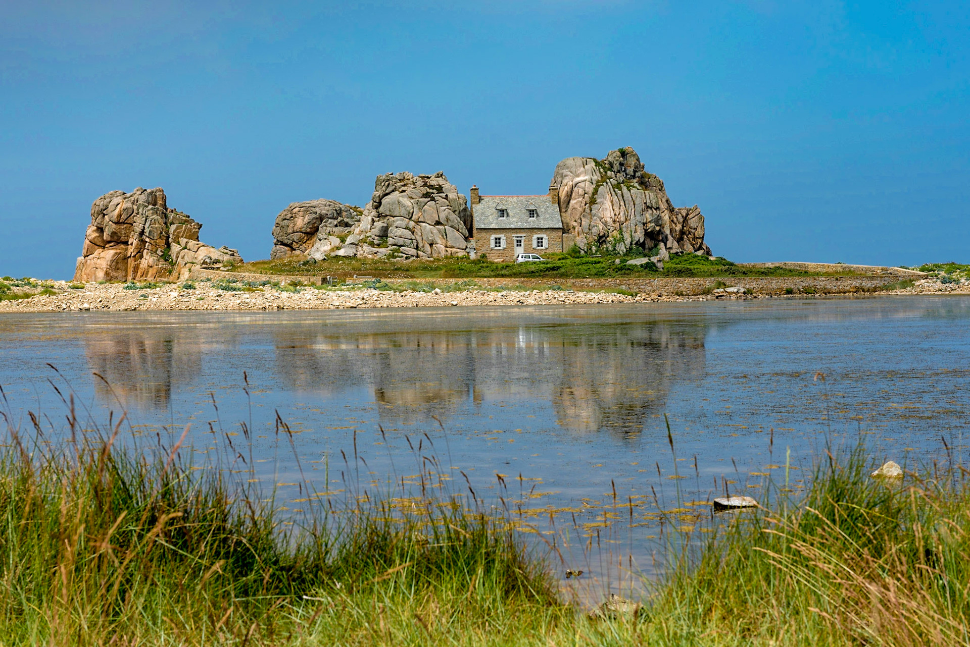 Haus zwischen den Felsen