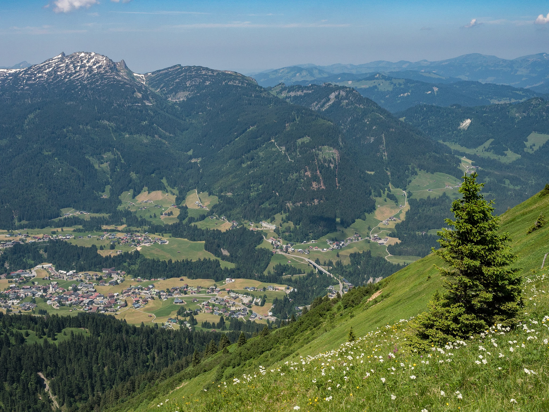 Blick hinab ins Kleinwalsertal