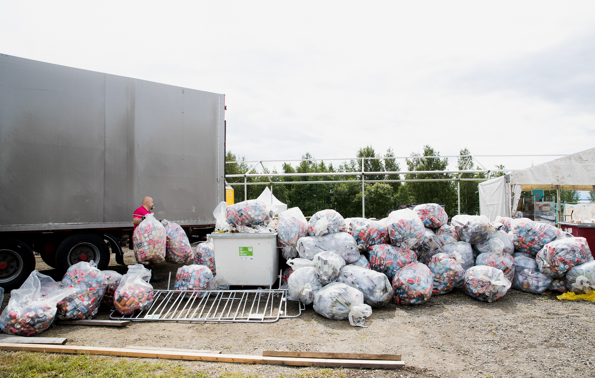 Ilosaarirock, Festivaalin purku, Markku Tuominen kasailee tölkkejä kierrätykseen.