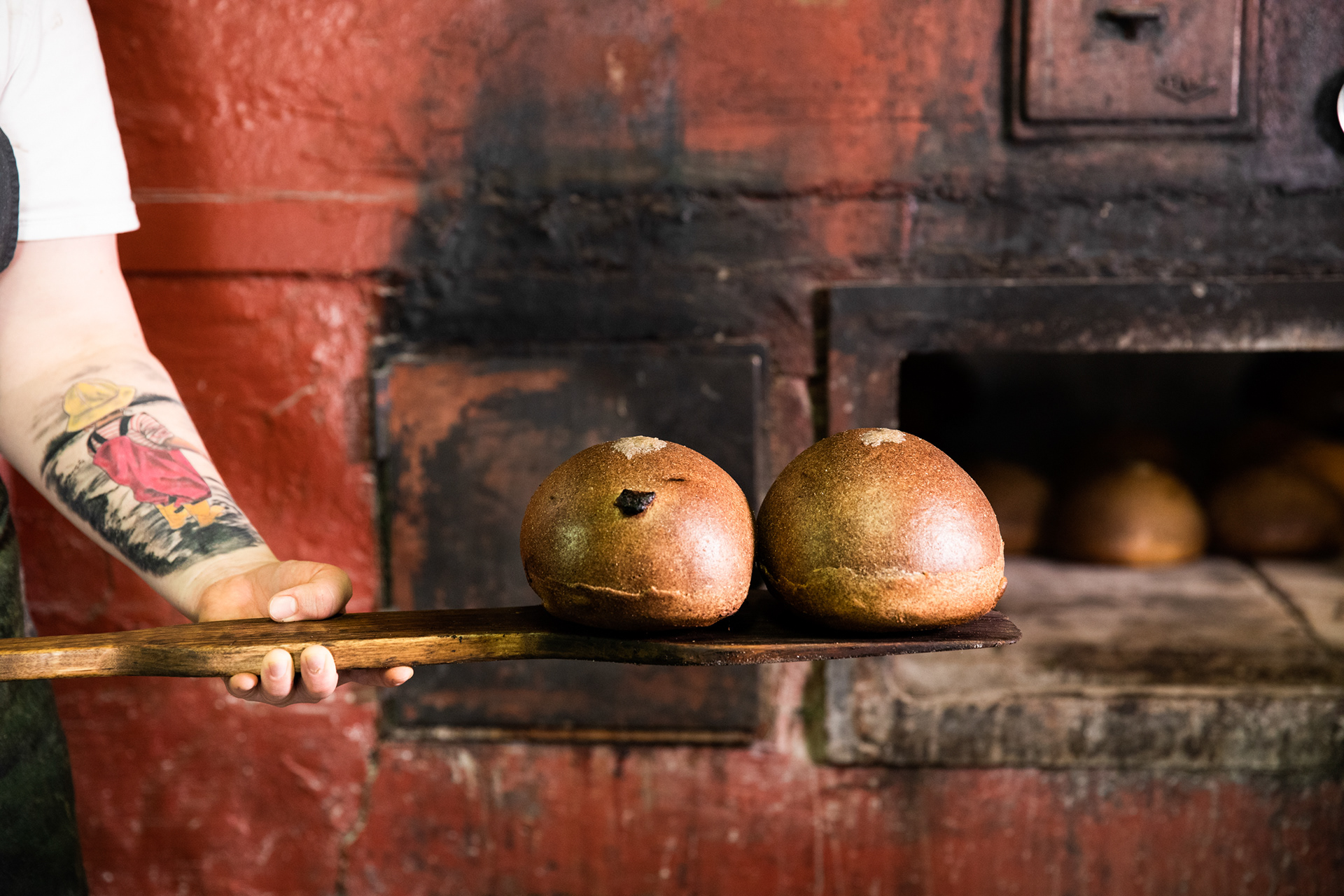 Hanna Partasen kalakukot valmistetaan edelleen vanhassa puu-uunissa, Kuopio