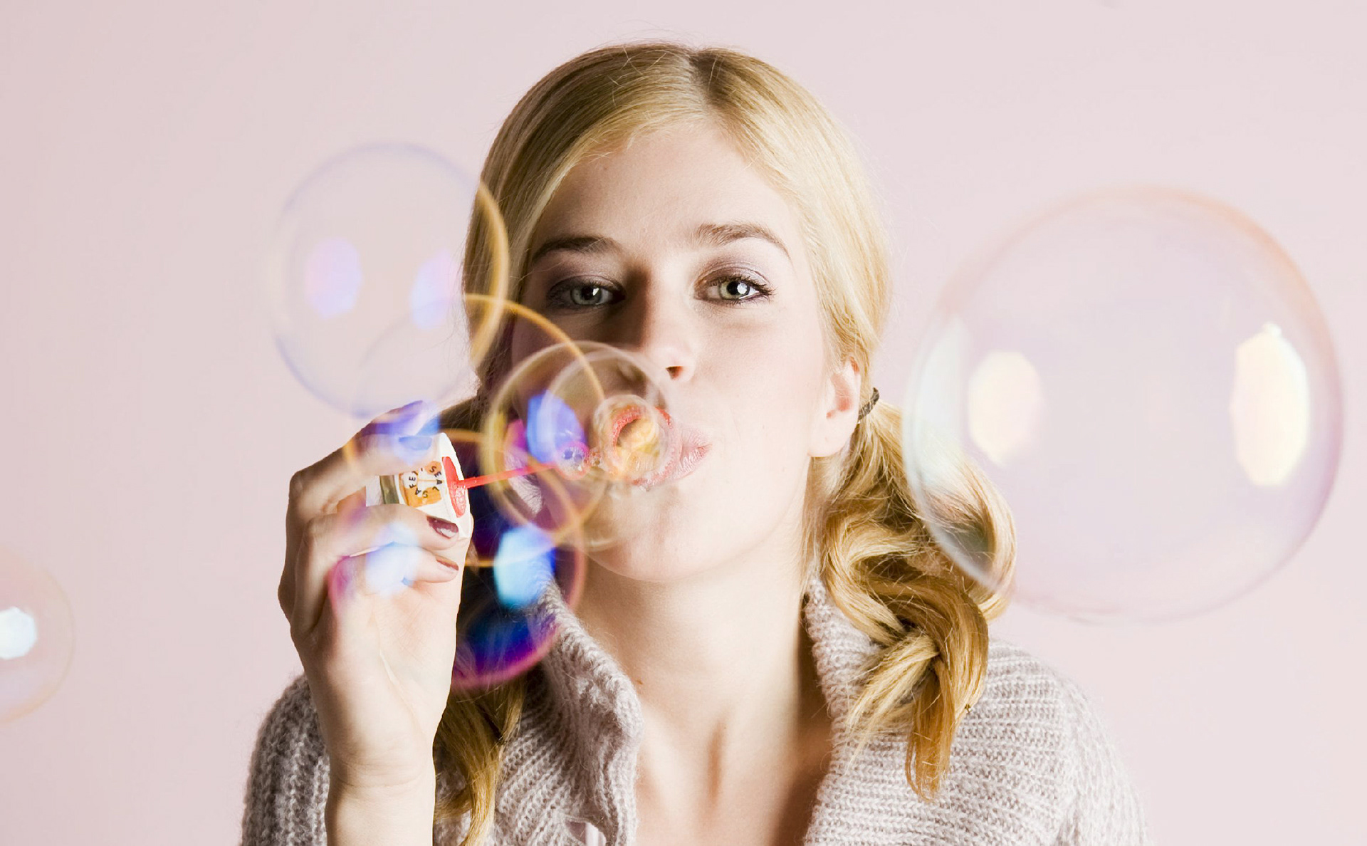 Näyttelijä Oona Louhivaara