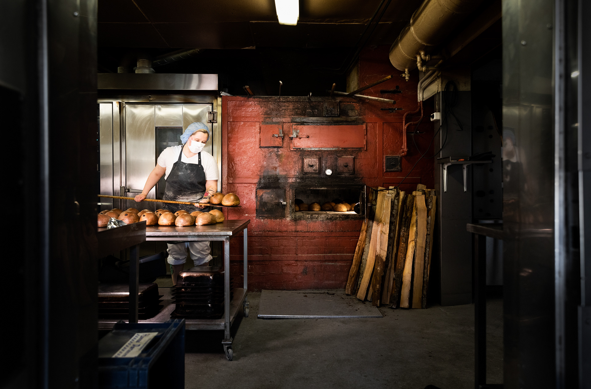 Hanna Partasen kalakukot valmistetaan edelleen vanhassa puu-uunissa, Kuopio