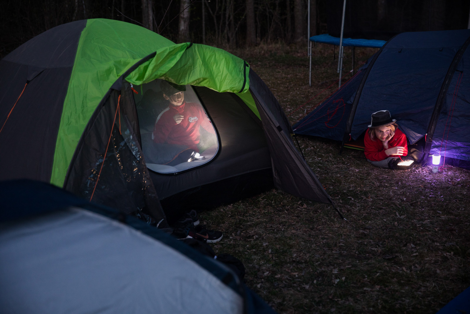 Ei voinut mennä yökylään, mutta kaverukset järjestivät yötelttailun.