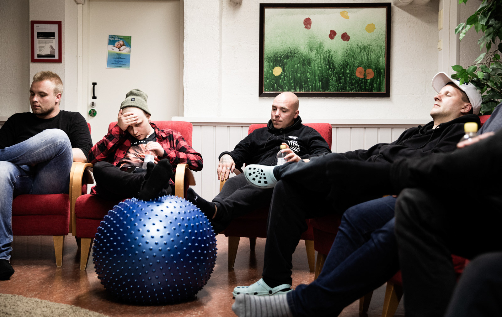 Vertaistukiryhmä, Henri, Mika, Kassu ja Matias  “Tänään keskustelua herättää kuolema. Monelle se on liian tuttu aihe. Kuolemaankin turtuu, siihen laitostuu.”