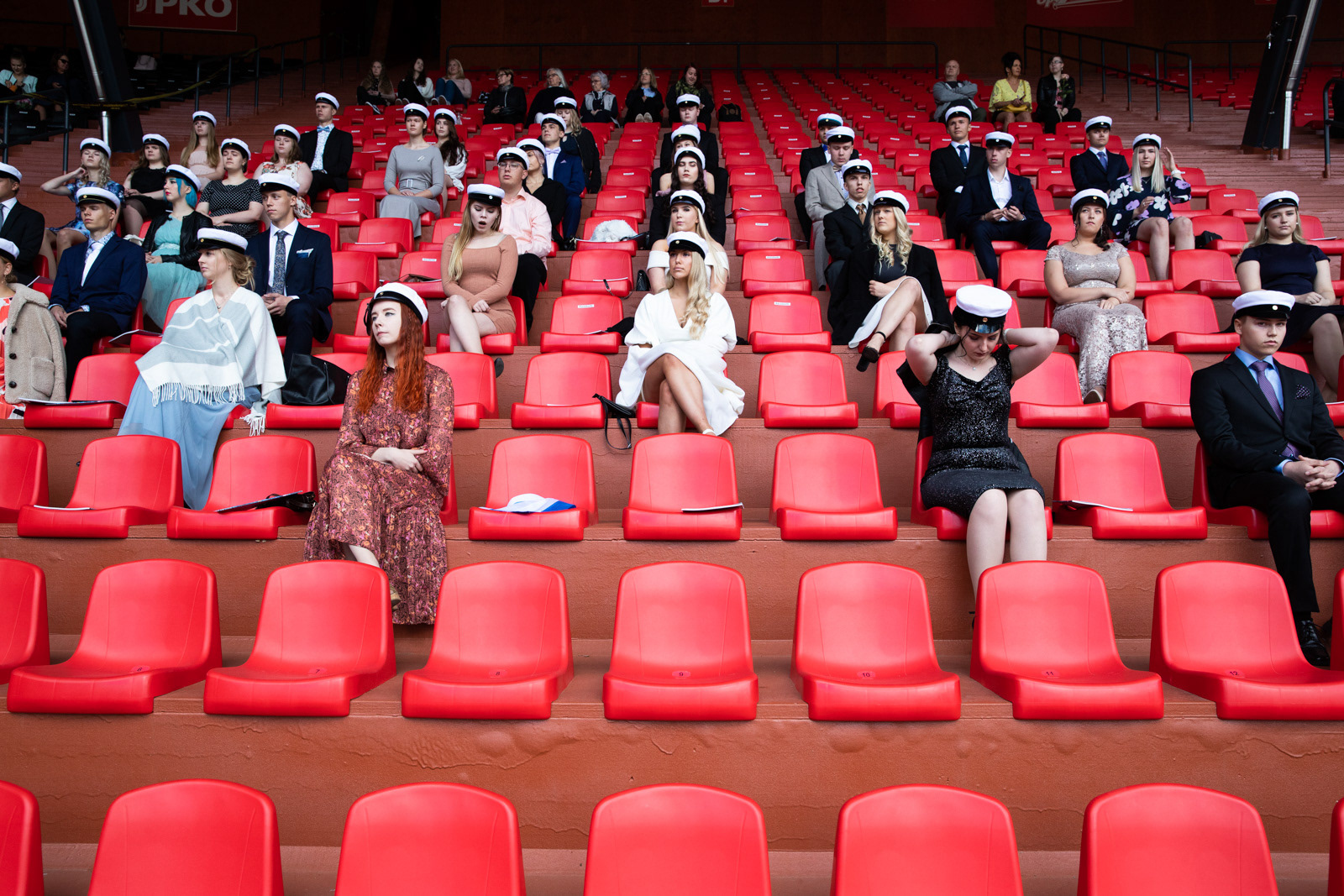 YO-juhlat pesäpallostadionilla, juhlat järjestettiin korona-rajoitusten mukaan ulkona.