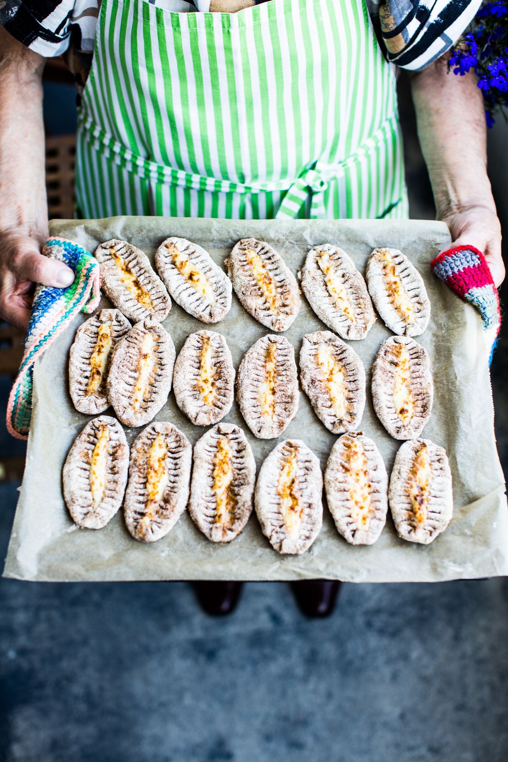 Karjalanpiirakat valmistuu myös vanhainkodin sähköuunissa ja aina löytyy kavereita niitä jakamaan.