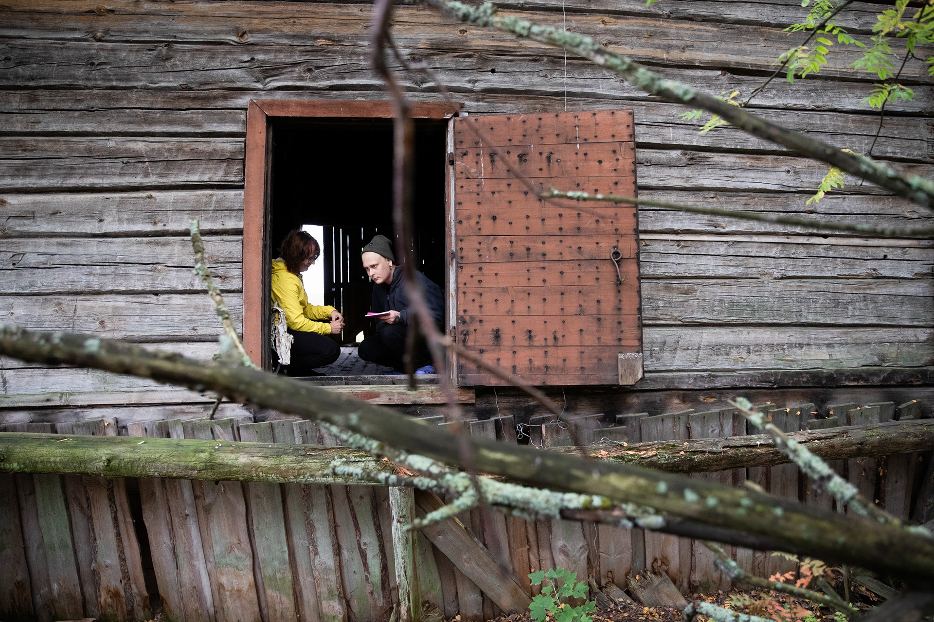 ohjaaja Niina Tikka ja Mika pitävät henkilökohtaisen keskustelun useasti ulkona.