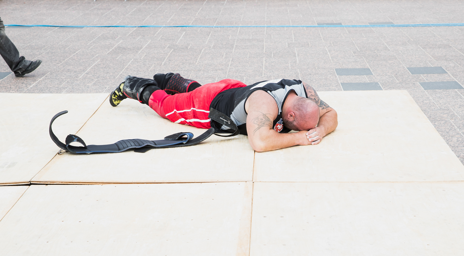 Kansainväliset voimamieskisat, metsäkoneen veto vei voimat isommaltakin mieheltä.