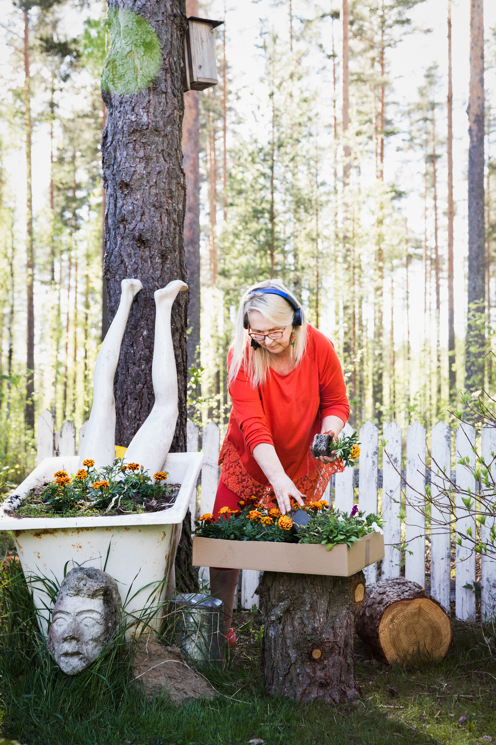 Anne Koponen kuuntelee useasti äänikirjaa, samalla kiroilee ja kitkee puutarhasta vuohenputkea.