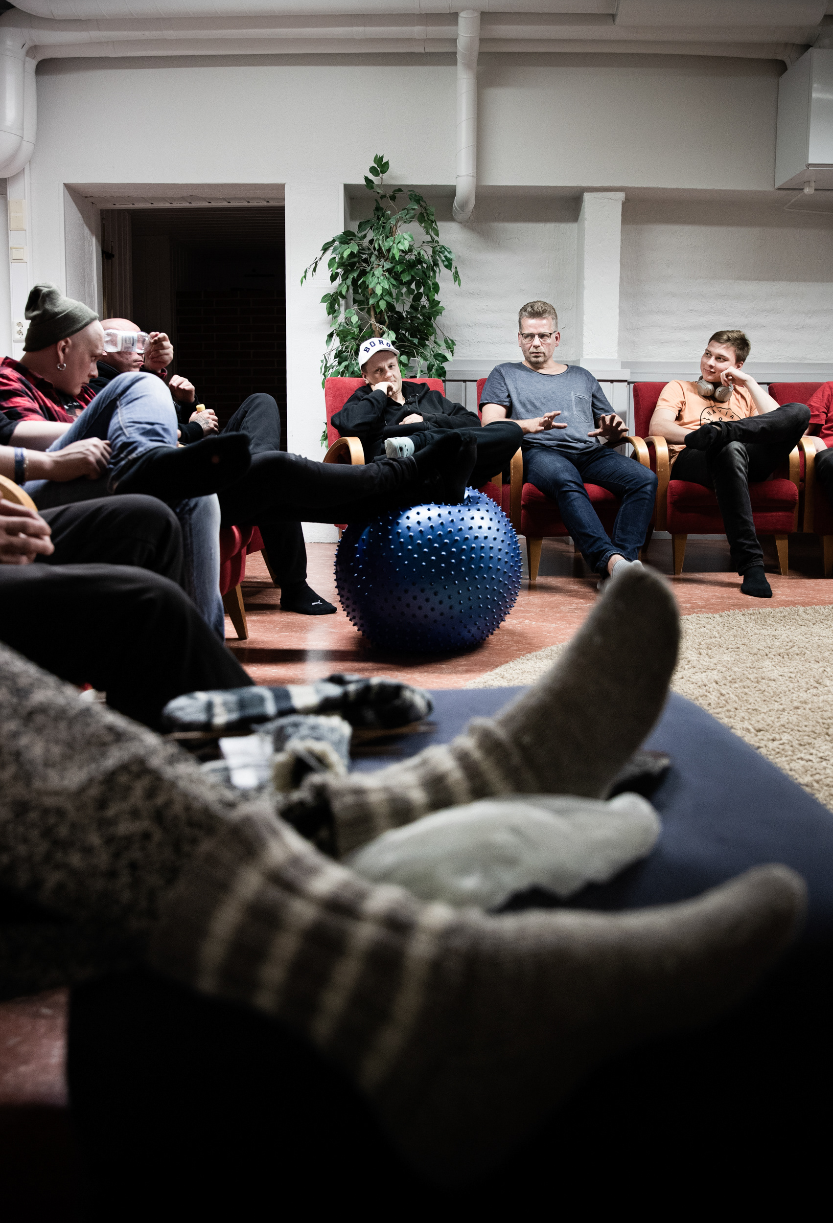 Vertaistukiryhmä, Mika, Kassu, Matias, Juha Kröger ja Topi  “Joka ilta ja aamu kokoonnutaan yhteen punaisille nojatuoleille. Jokainen kertoo vuorollaan päivästään ja olostaan. Saa jakaa mitä haluaa tai olla jakamatta. Lopuksi kiitetään yhdestä uudesta raittiista päivästä.”