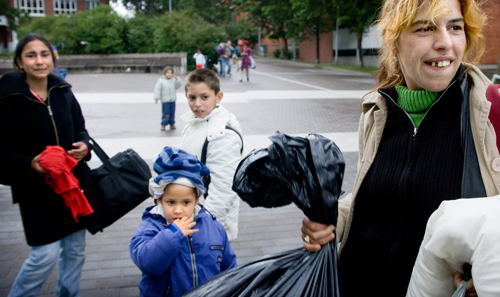 Maahantulleet Bulgaarian romaanit etsivät jotain yöpaikkaa. 