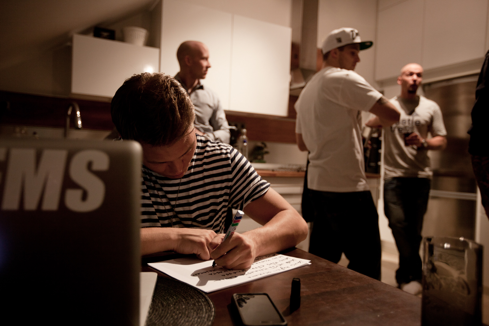 Cheek, Jare Tiihonen kirjoittaa biisilistaa keikkaa varten.