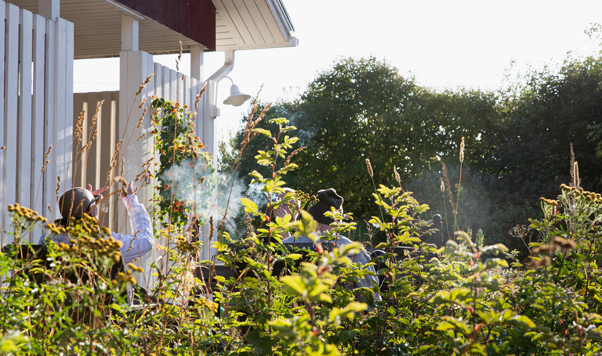 “Röökihetkiä ei kannata jättää väliin, sillä muuten ohittaa parhaat keskustelut. Siksi yksi miehistä aloitti polttamaan katkollaan, mutta aikoo lopettaa, kun pääsee pois.   Kassu tumppaa savukkeensa ennen kuin tarttuu uuteen.”