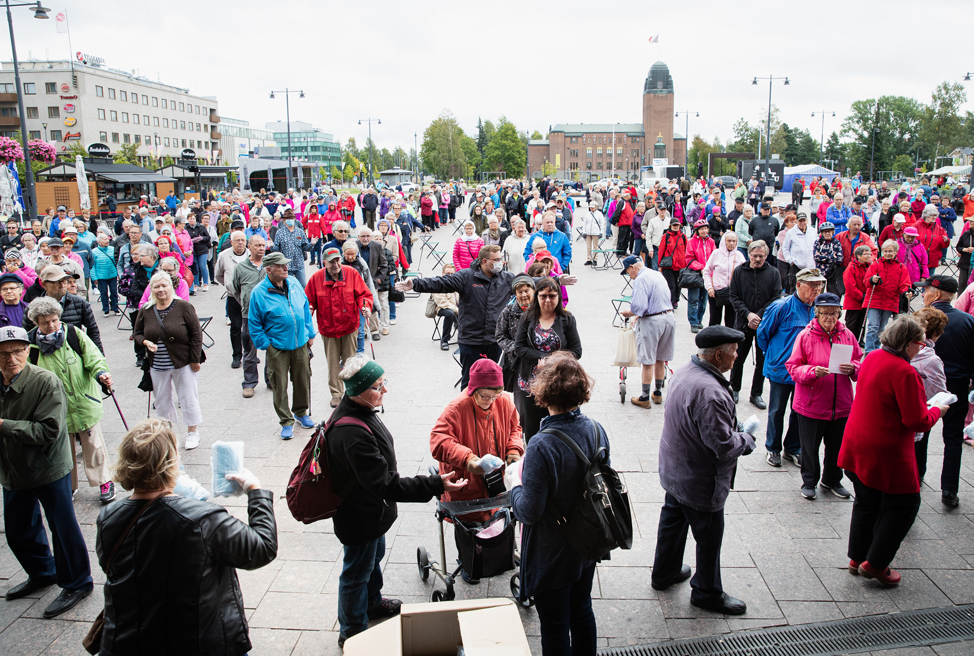 Ilmaiset kasvomaskit aiheuttivat ei sallitun ruuhkan torille. Suurimmalle osalle ei riittänyt.