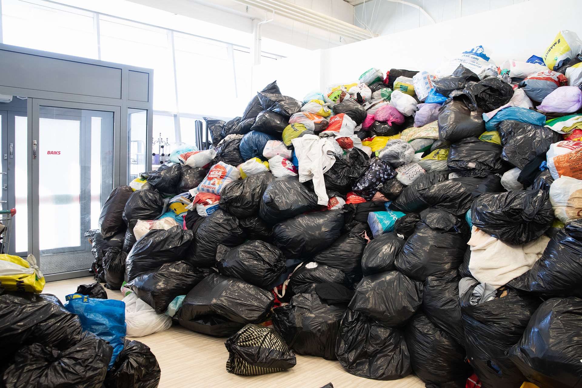 KOntti, Korona-aikana monilla on ollut aikaa siivota vaatekaappeja. Lajittelemattomia vaatteita on kertynyt paljon.