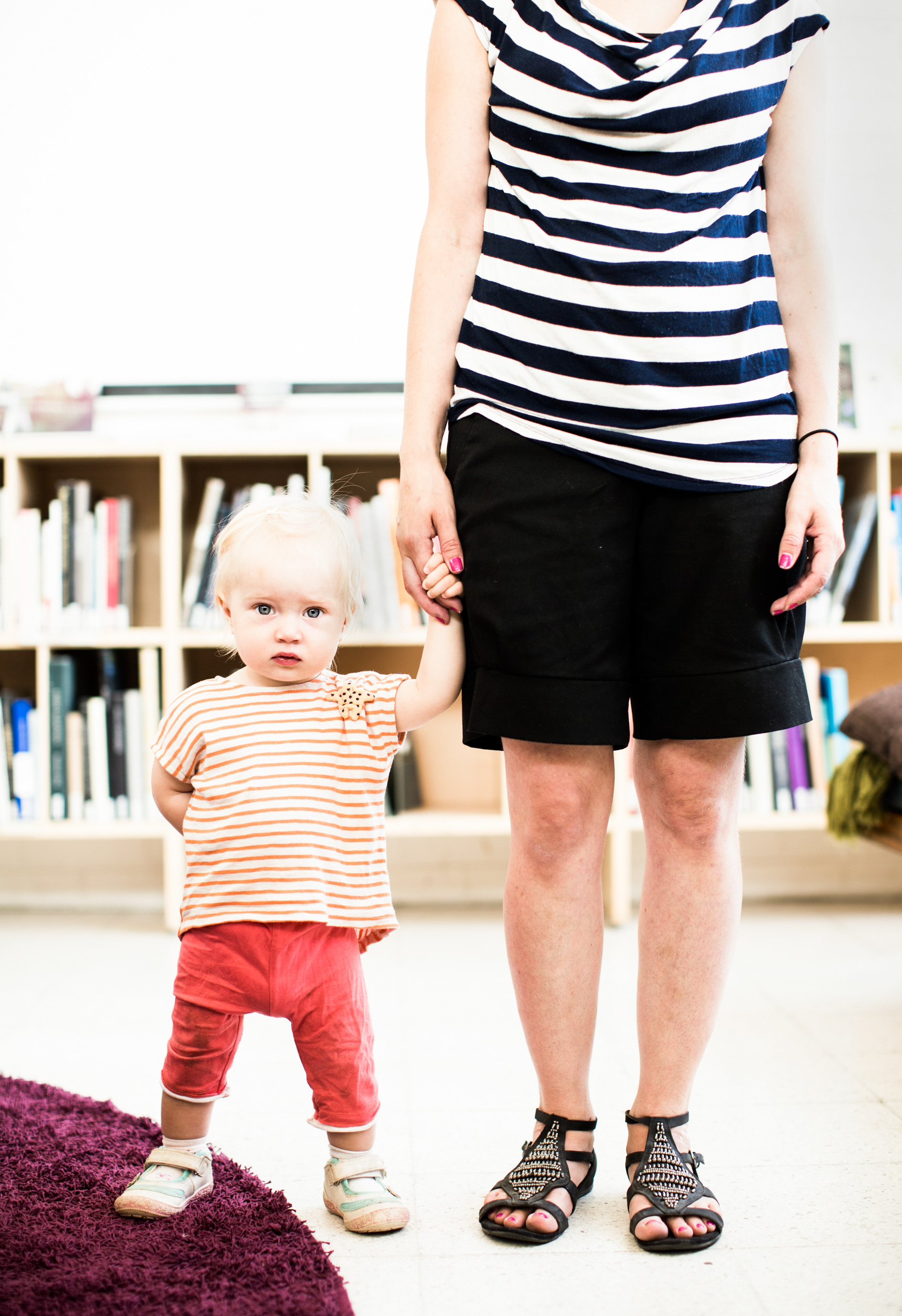 Kirjastossa - Mitä kaikkea kirjasto tarjoaa tulevaisuudessa? Ehkä voi käydä saunassa, järjestää bändiharjoituksia tai lainata erilaisia tavaroita. (Suomen Kuvalehden artikkeli aiheesta)