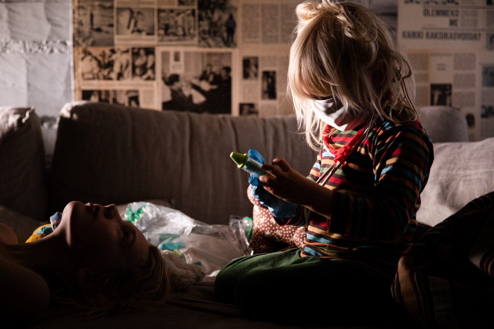 Säilyykö pelko vai unohtuuko se arjessa pikkuhiljaa? Miten selviäisimme seuraavasta aallosta tai jostain pahemmasta viruksesta?   Yhteinen uhka yhdisti monia. Pyyteetön tuntemattomien auttaminen on tuntunut koskettavalta. Mikä osa tästä poikkeustilasta muuttuu uudeksi normaaliksi? 