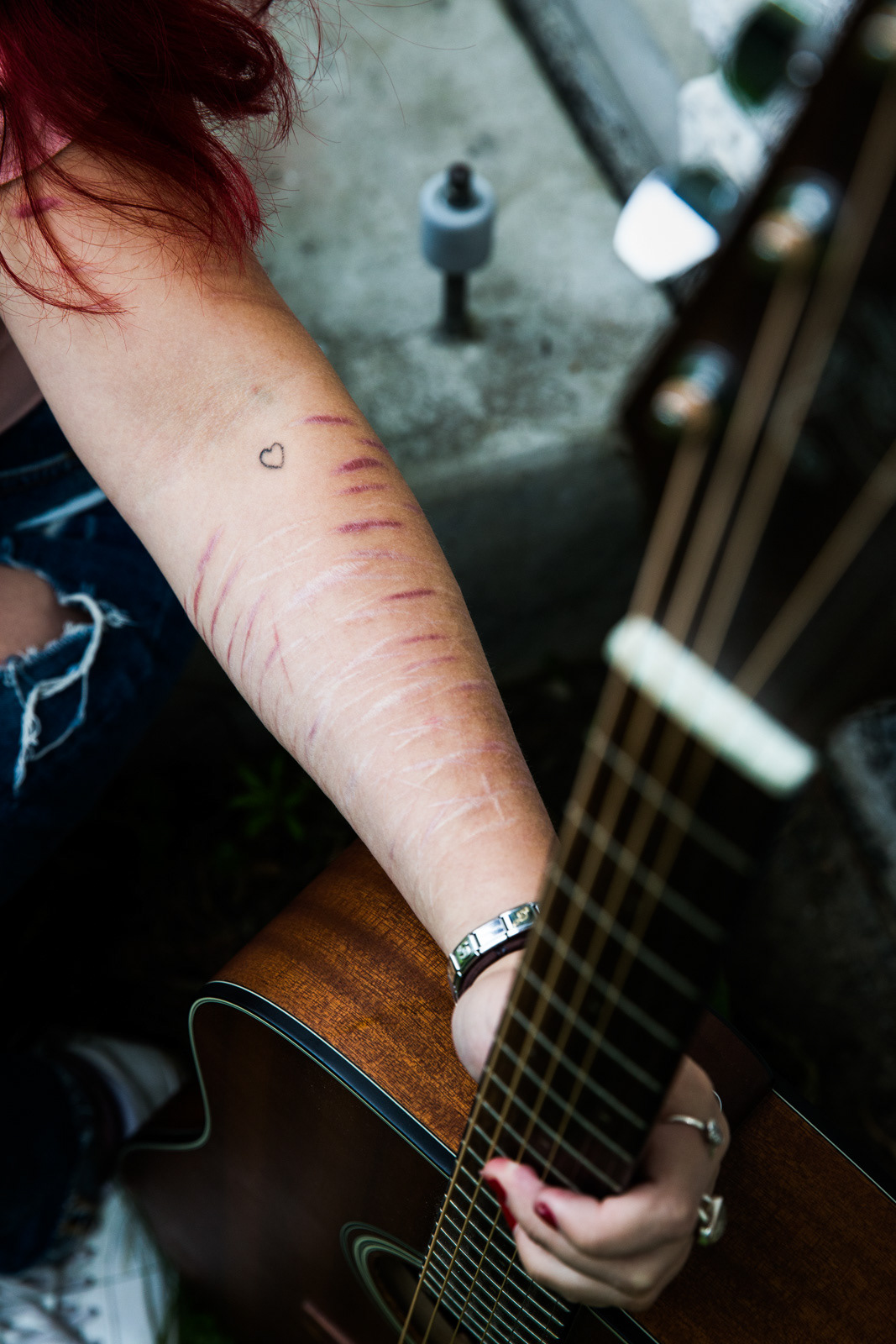 Lastenkoti - mustekynällä ja neulalla itsetehty pieni sydäntatuointi on tehty muistuttamaan, että arvista huolimatta selviää elämässä.