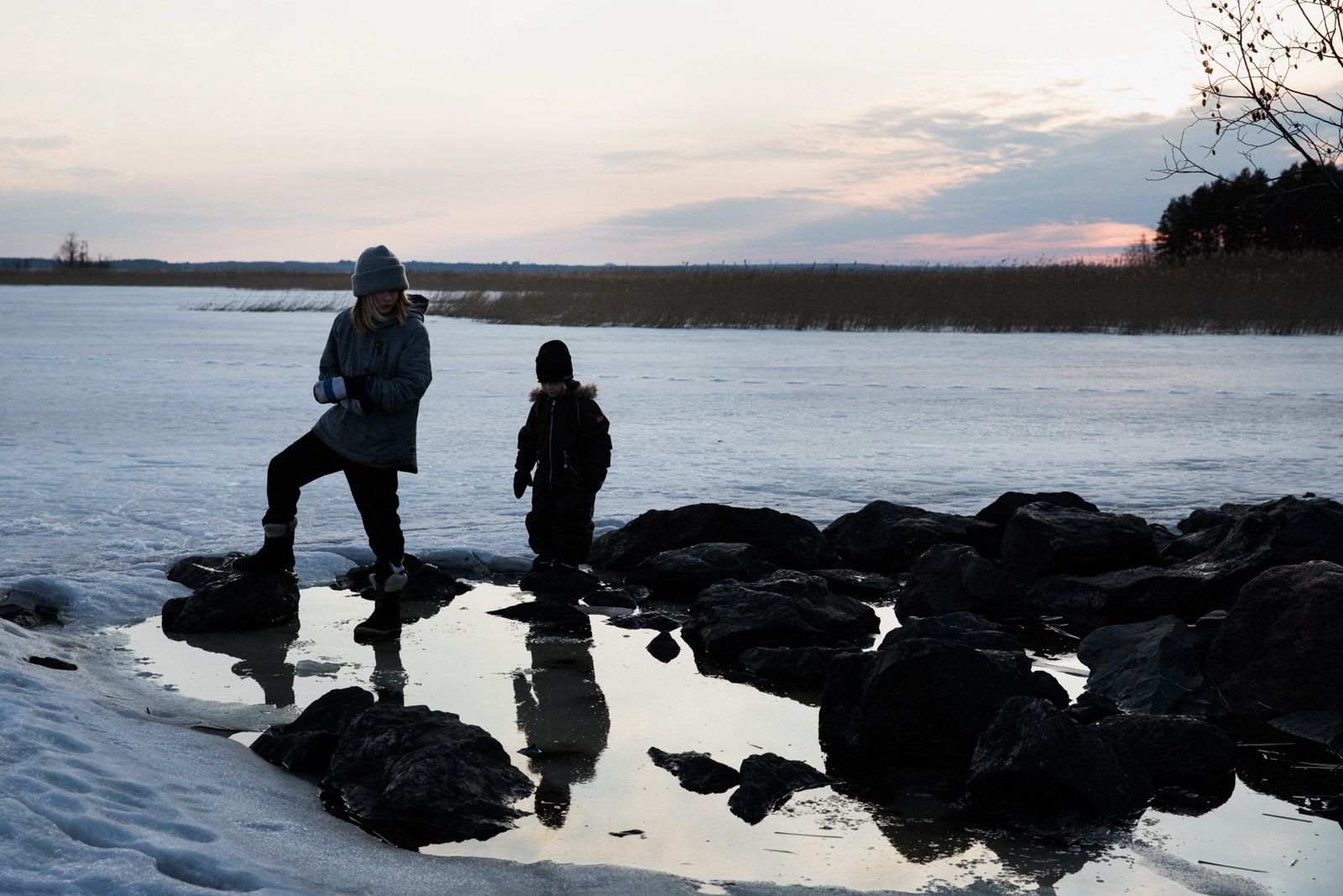 Kavereita tuli heti ikävä, mutta onneksi on veli. 