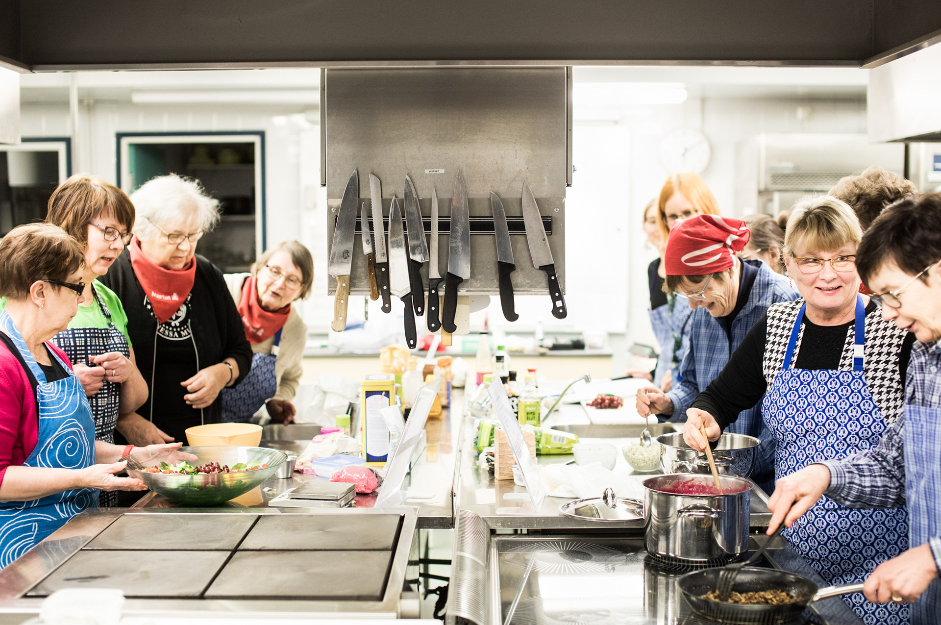 Martat harjoittelee laittamaan ruokaa ötököistä, Nurmes