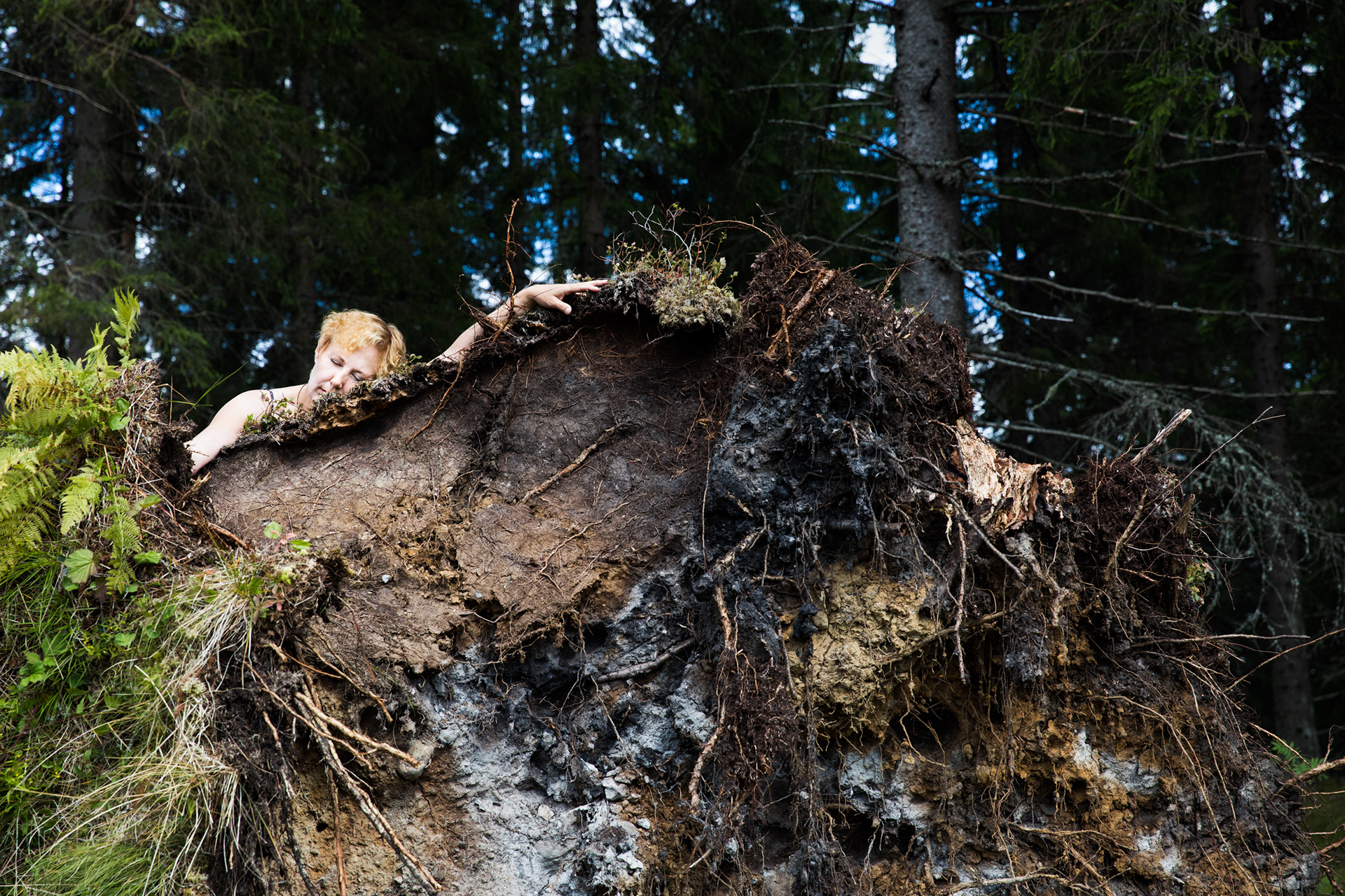 Taiteilija Riikkalea Puuska