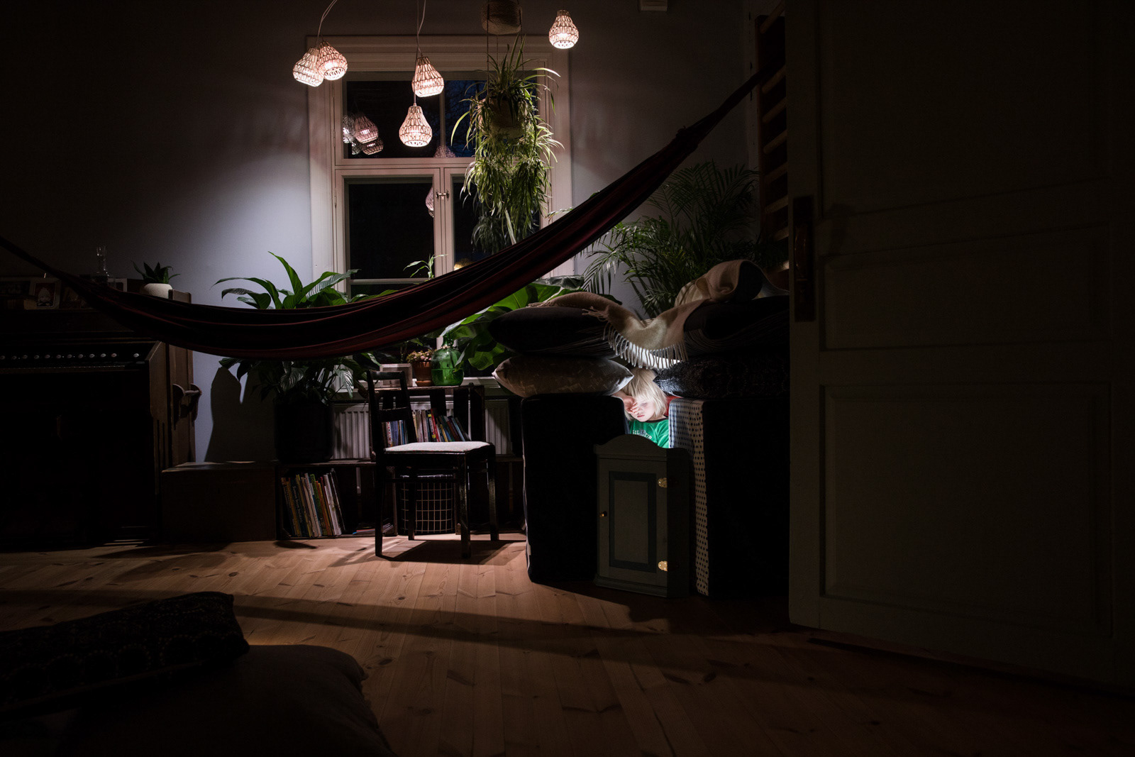 Nuoremmalla ei ollut vielä omaa huonetta, joten hän rakensi sellaisen. Hän halusi eristäytyä hetkeksi muista. 