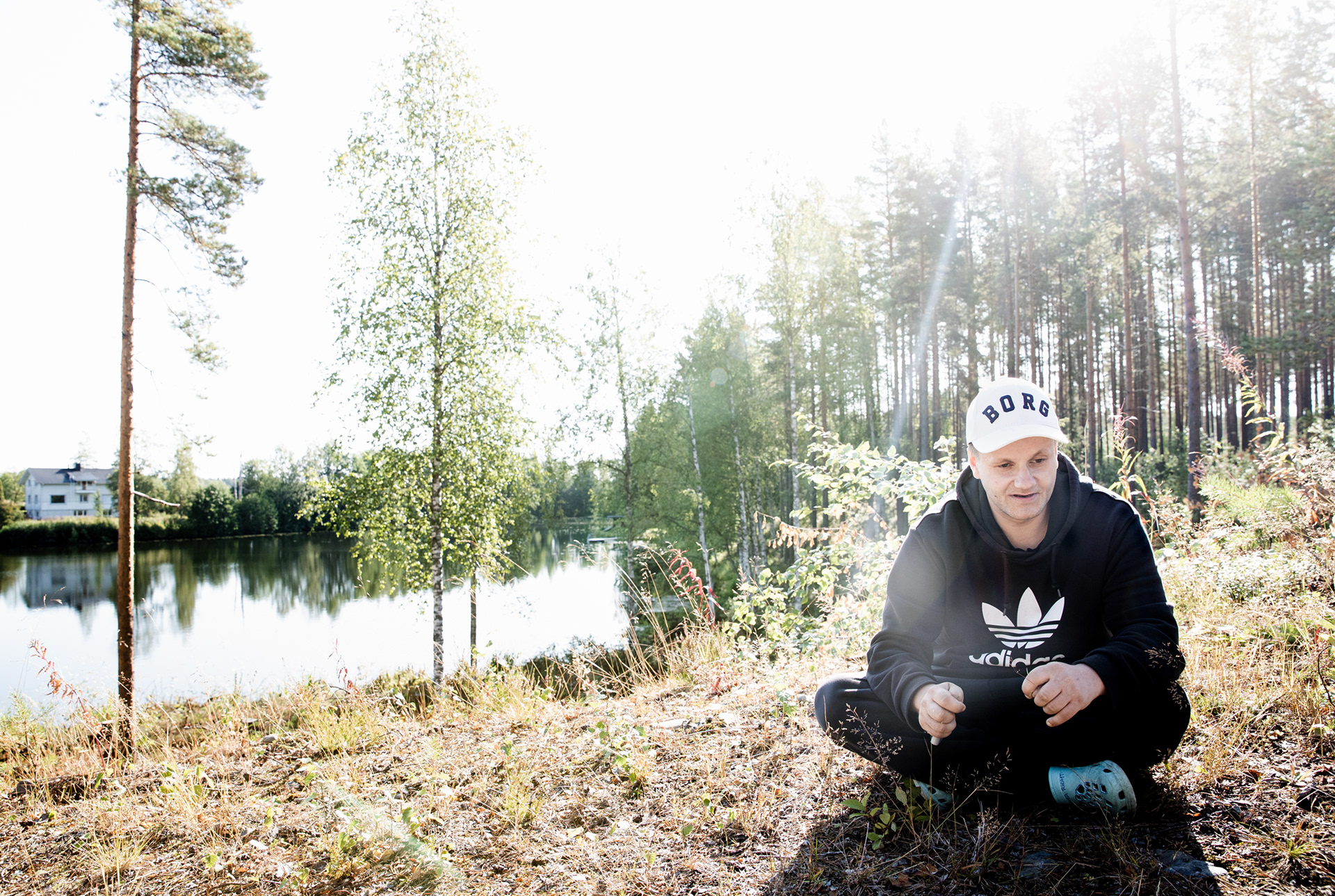 “Matias hajotti puhelimensa, heitti sim-kortin Kostamokodin viereisen Pitkälammen pohjaan ja tuhosi vielä yhteystietojen varmuuskopiotkin.”