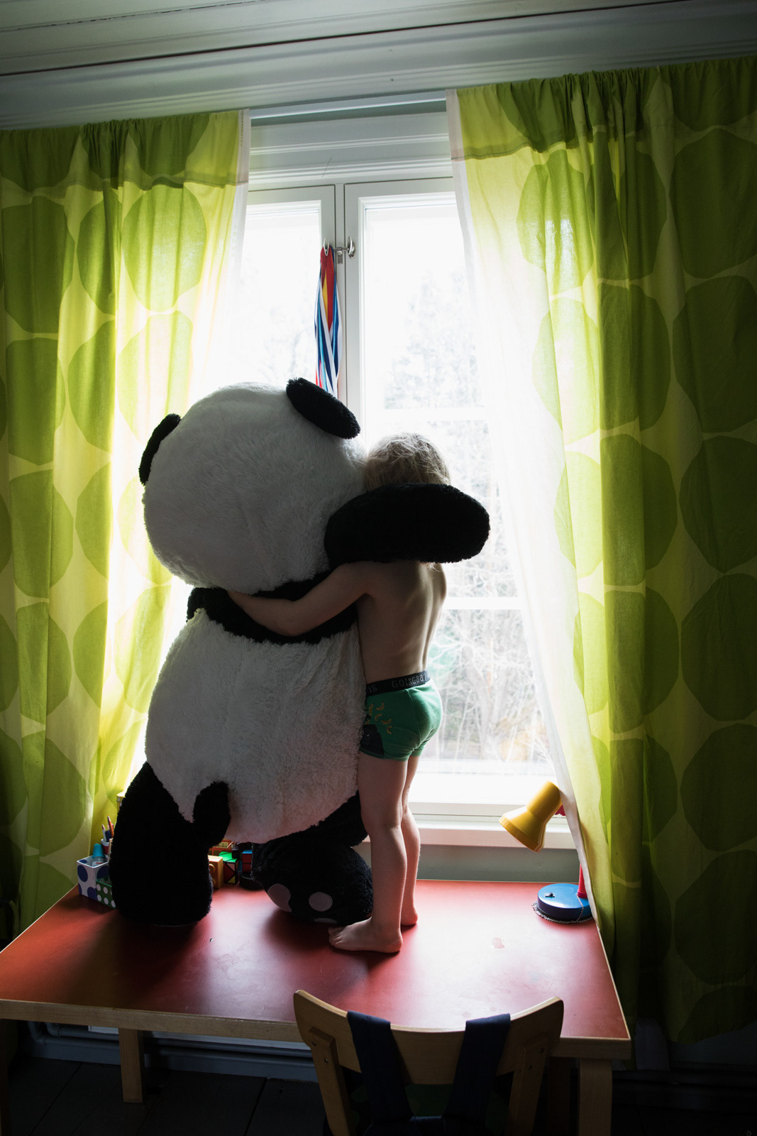 Nalle ilostuttamassa ohikulkijoita