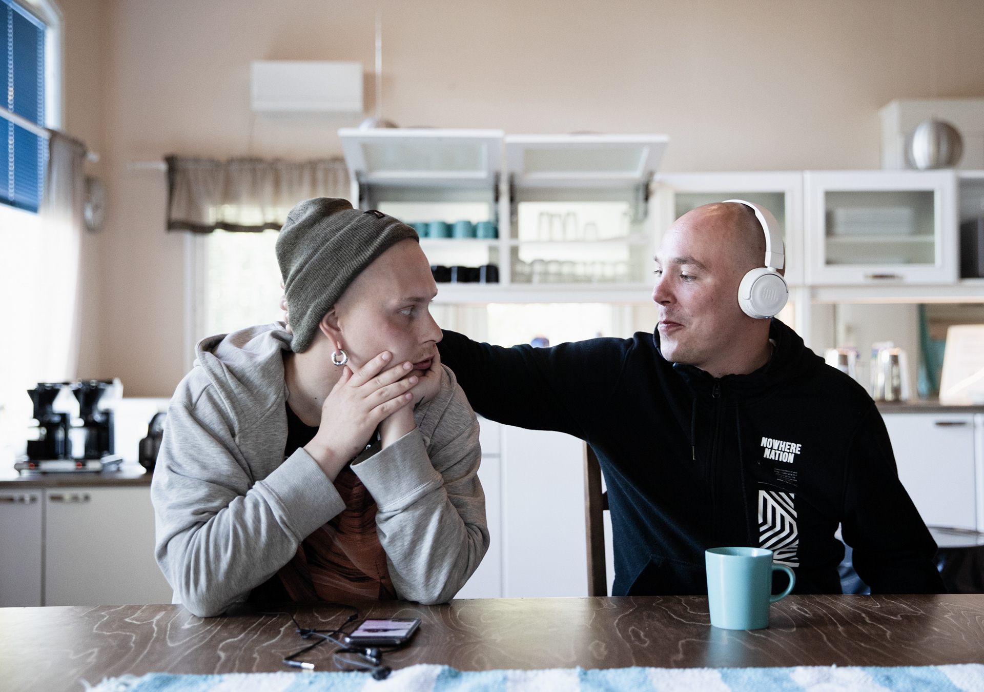 Kassu yrittää piristää Mikaa. Musiikki on parasta molempien mielestä.