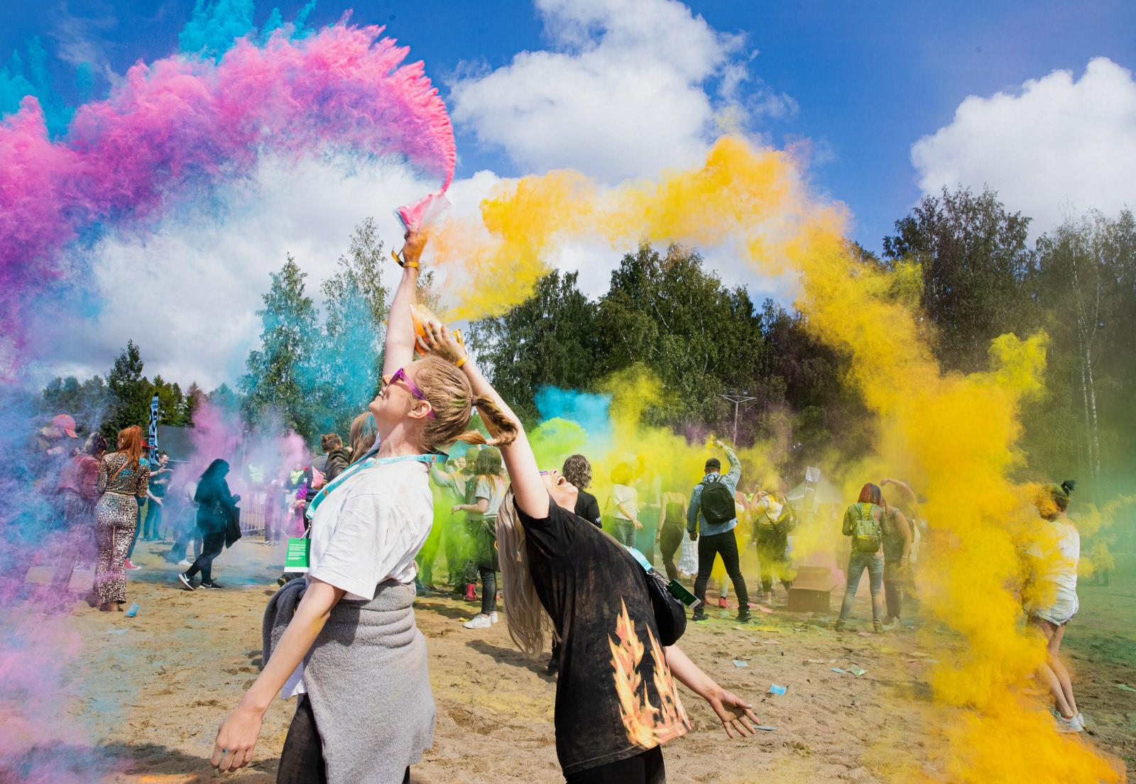 Ilosaarirock, värijauhebileet