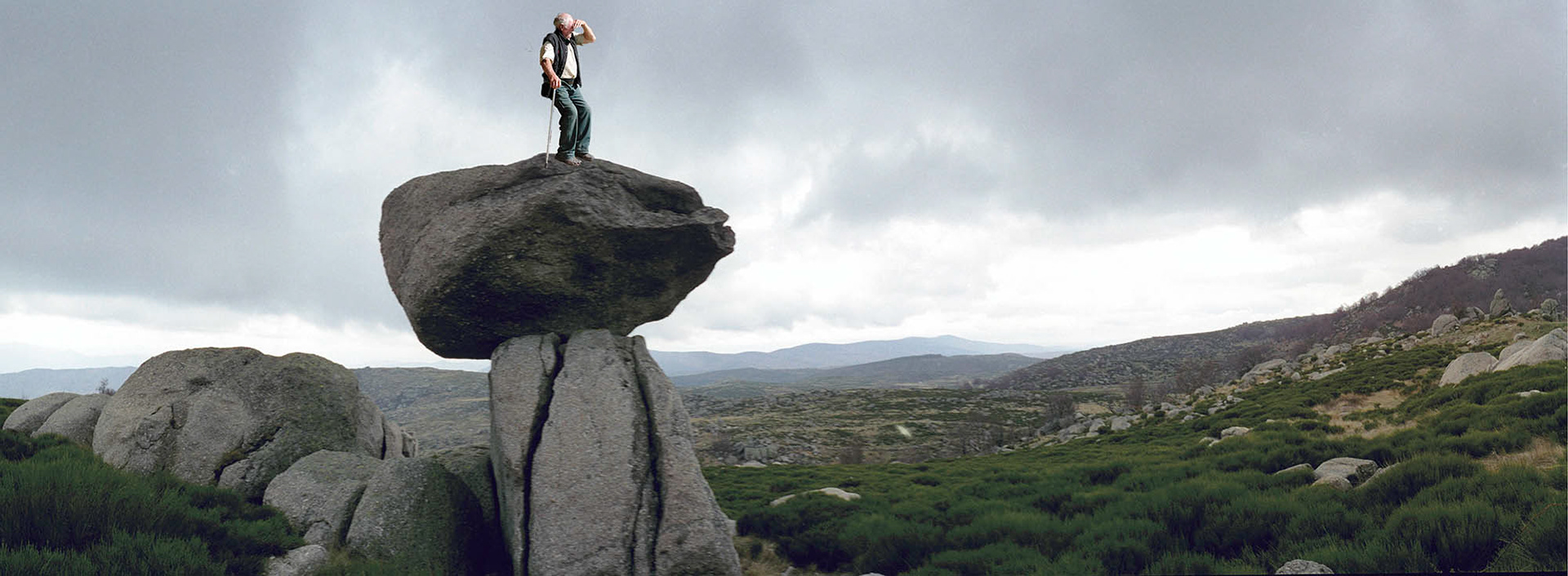 Plateau de Gabriac (Lozère) - 2017 Le père de Léon Gerbaut, retraité à Gabriac était gardien de phare en Bretagne. En son hommage, il surveille l’horizon au cas où.