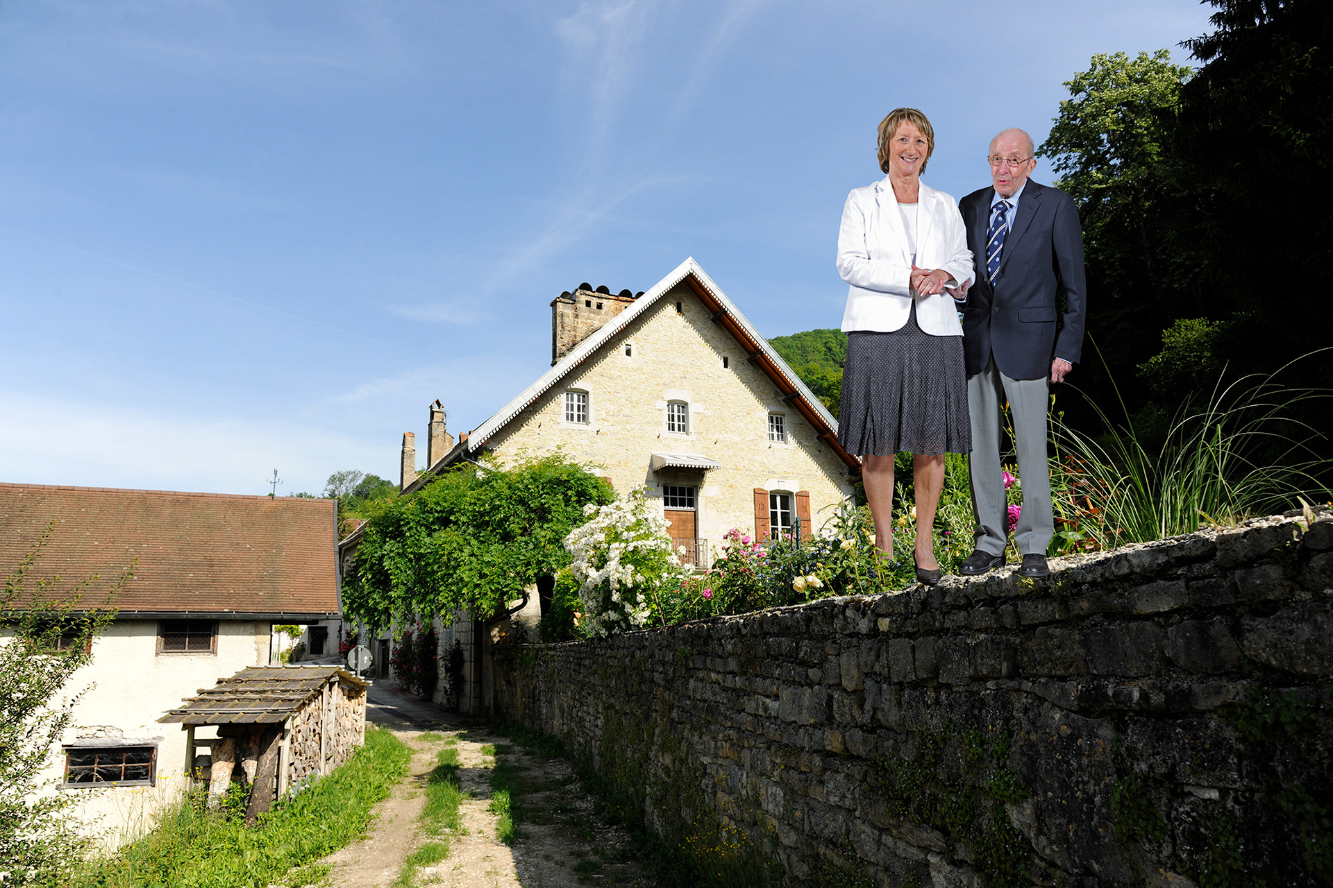 Lods (Doubs) - 2017 Hector, 87 ans et sa fille Justine, 56 ans habitent depuis toujours la maison derrière le muret. Elle aurait voulu faire le mur en 1987 pour un amoureux mais elle est restée.