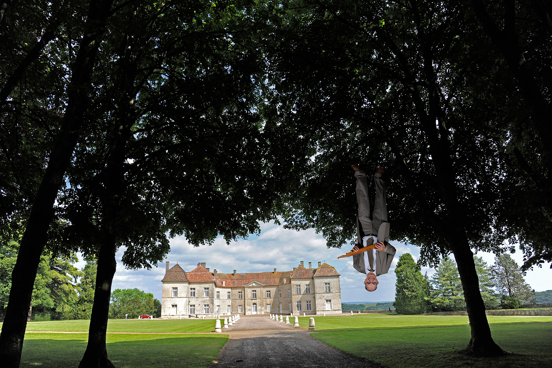 Château de Ray-sur-Saône (Haute-Saône) - 2017 Jean-Luc est assureur à Vesoul. Il est passionné par l’épinette des Vosges et ce soir, dans le cadre des soirées médiévales du château il va jouer en public. Il en est retourné.