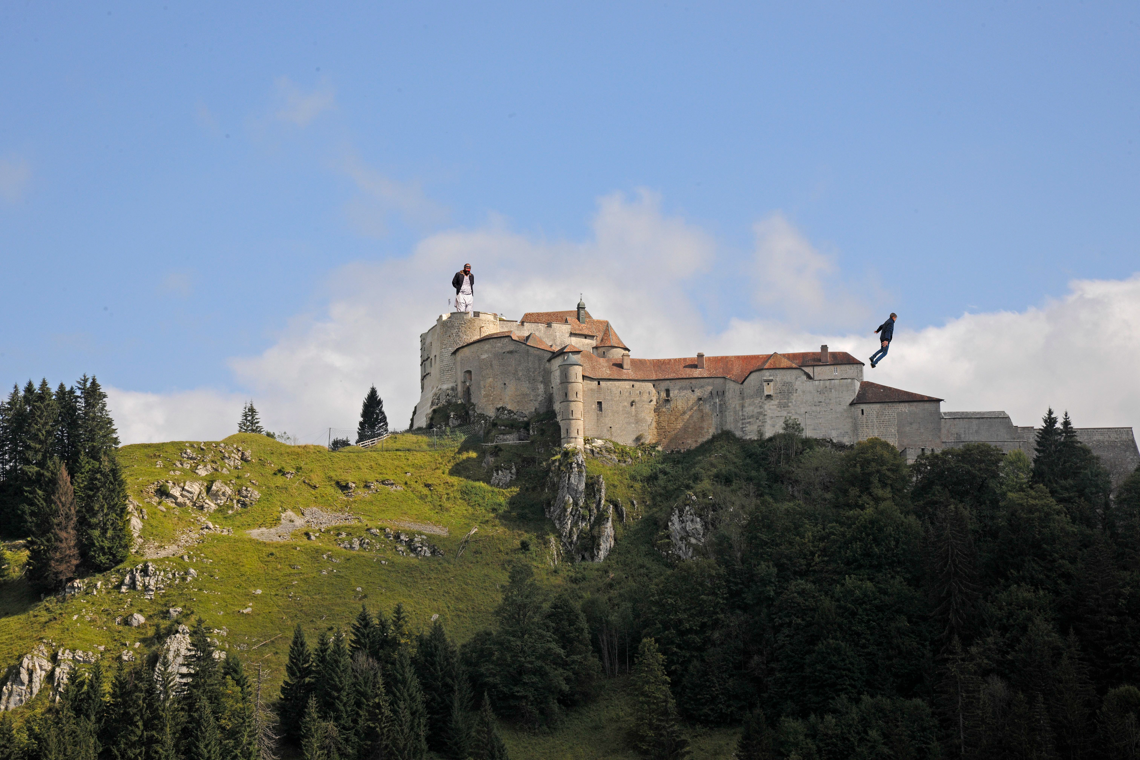 Château de Joux (Doubs) - 2017 Malgré la vigilance du gardien le jeune Simon originaire de Reppe, fugue. Les recherches se poursuivent. (Est Républicain - 3/07/2017)