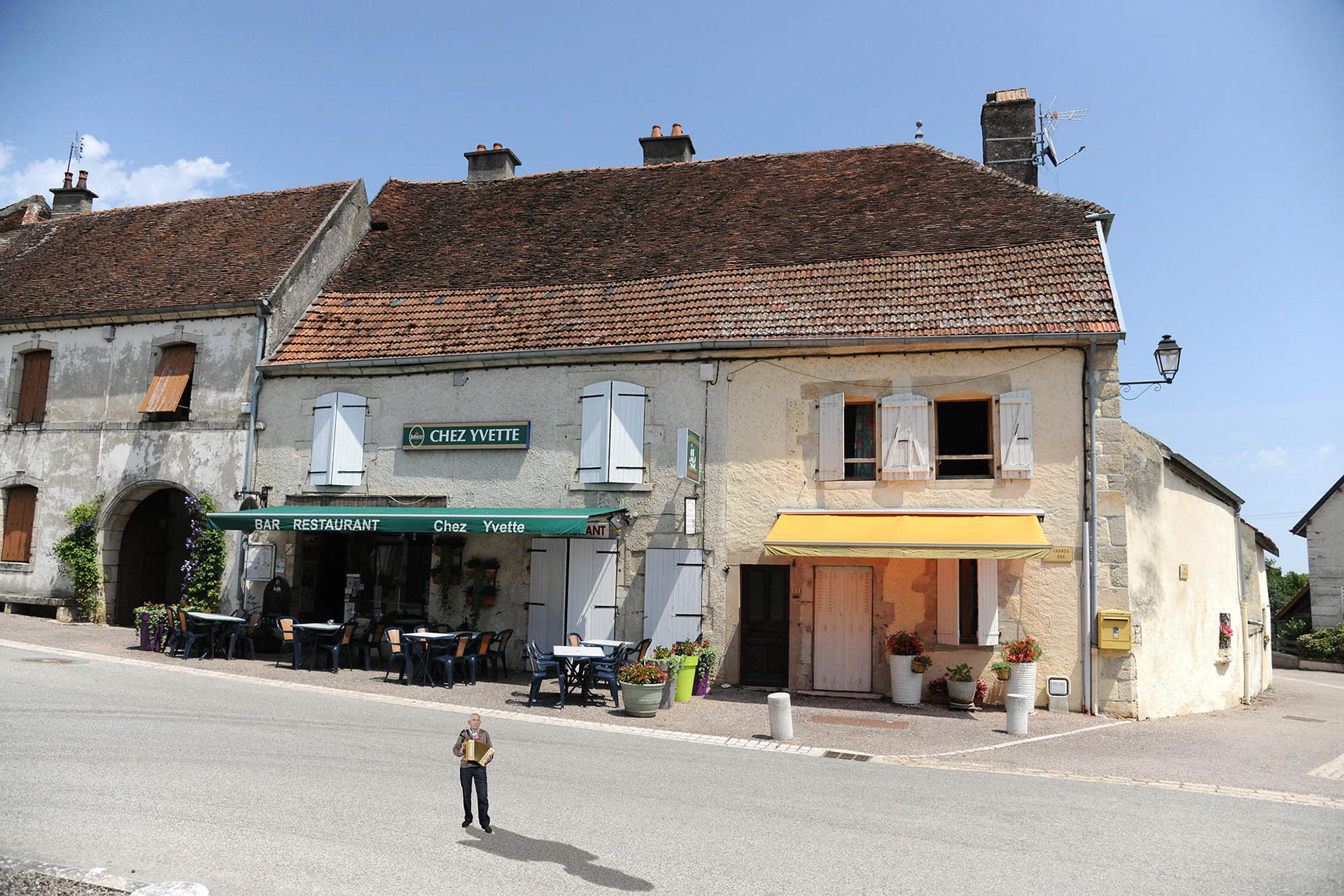 Ray-sur-Saône - Haute-Saône - 2017 Raymond joue de l’accordéon parfois le soir chez Yvette. Il habite la maison d’à côté et se fait tout petit pour ne pas déranger.