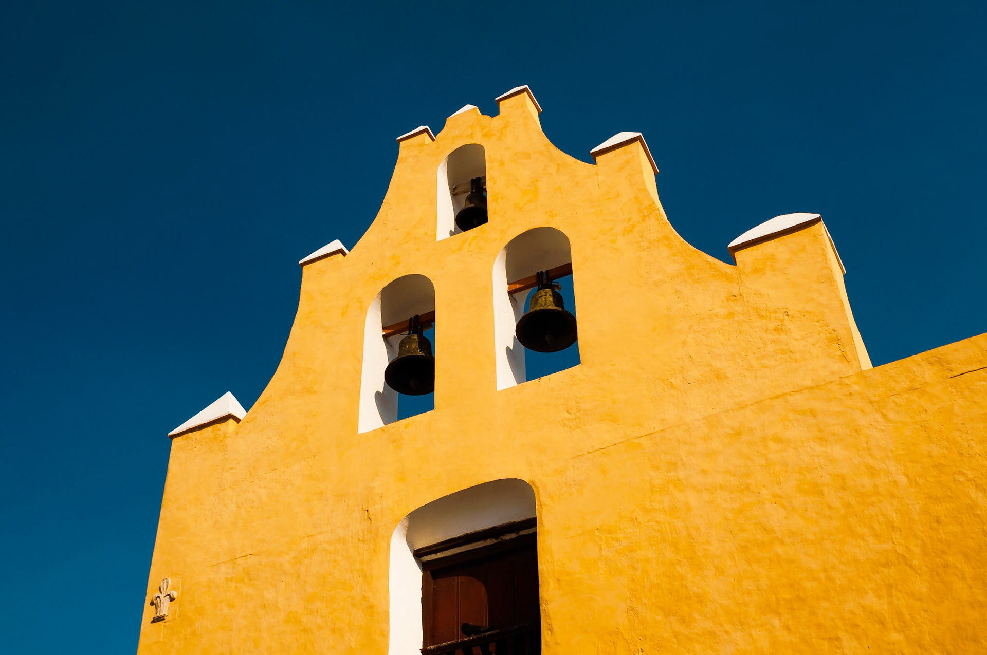 Mérida, the capital of the Mexican state of Yucatán, is the largest city of the Yucatán Peninsula and only 35 kilometres from the beautiful Gulf of Mexico. Its quintessential colonial and pastel coloured buildings, cobbled streets and social plazas make this town an excellent place to explore for a few days.