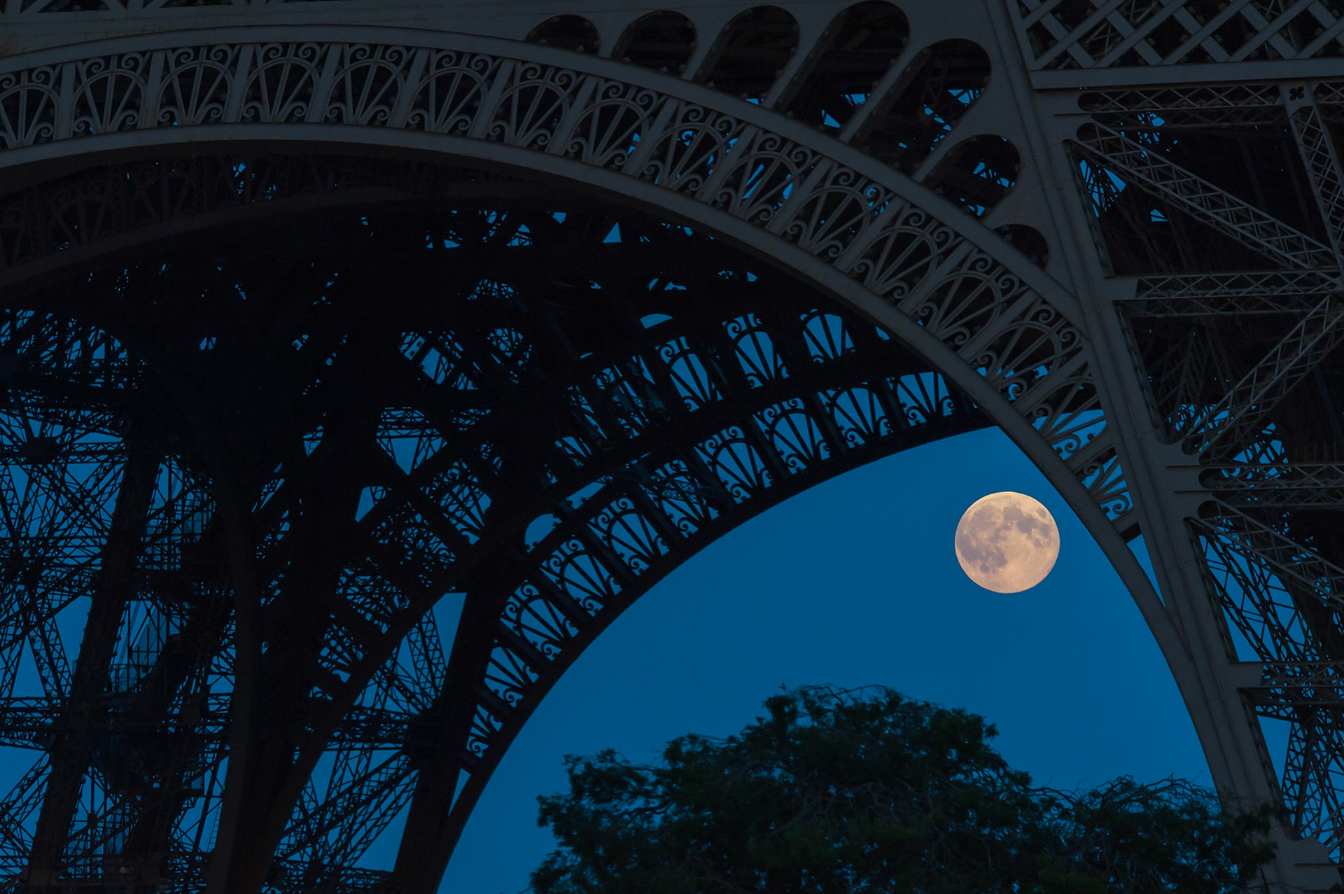 After waiting 3 hours in the cold for the famous super moon, I was determined to find the ideal location around the Eiffel Tower for the Moon Rise. With a Nikon 400mm lens, D700 and Compass, I was a little dissapointed overall, but delighted with this shot.