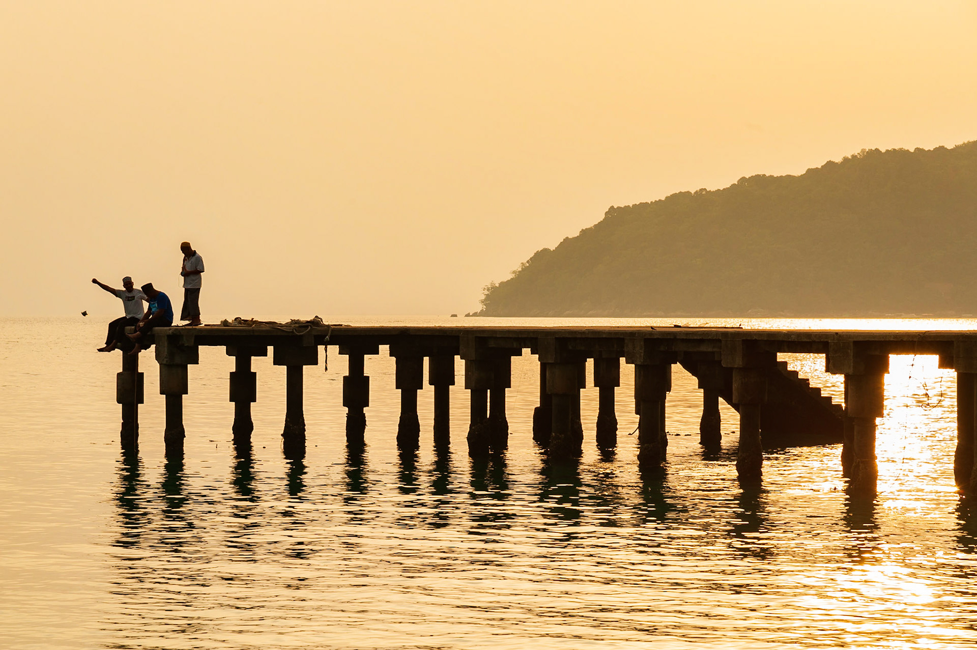 A well deserved spot of RnR on the Perhentian Islands. Some of the best beaches and sea food in Malaysia. We took a flight from Kuching direct to Kota Baharu near the Thai border, before a bus/taxi down the coast to the port of Kuala Besut. From here its a 45 minute speed boat - slamming across the waves - to the Perhentian Islands. We stayed in the Cocohut Beach Chalet, in their new huts on the beach. The best fresh sea food we found was in water colours restaurant, just a 5 minute water taxi ride away. On the last night we got back to the beach just before an epic thunderstorm hit the islands!