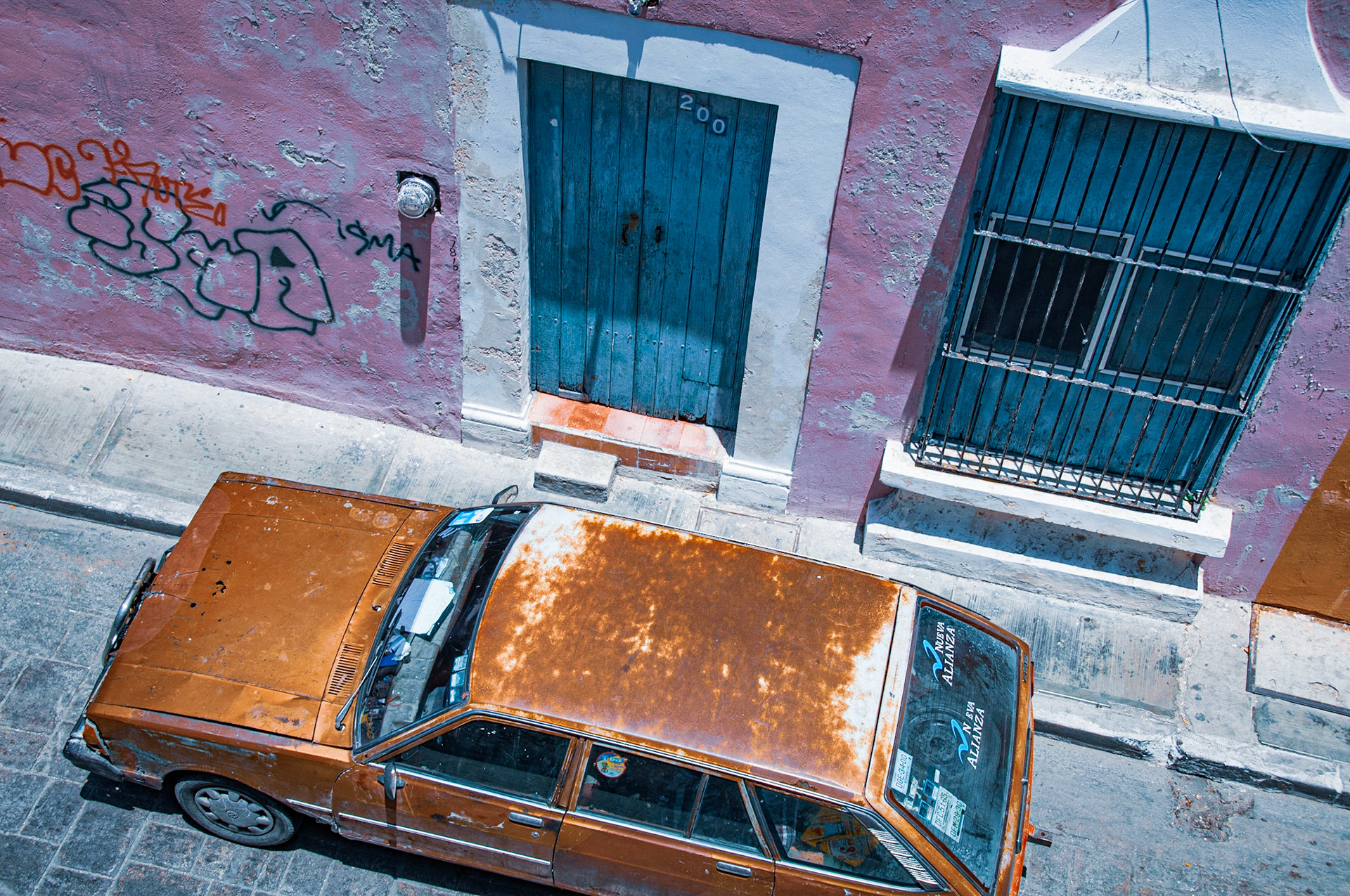 Mérida, the capital of the Mexican state of Yucatán, is the largest city of the Yucatán Peninsula and only 35 kilometres from the beautiful Gulf of Mexico. Its quintessential colonial and pastel coloured buildings, cobbled streets and social plazas make this town an excellent place to explore for a few days.