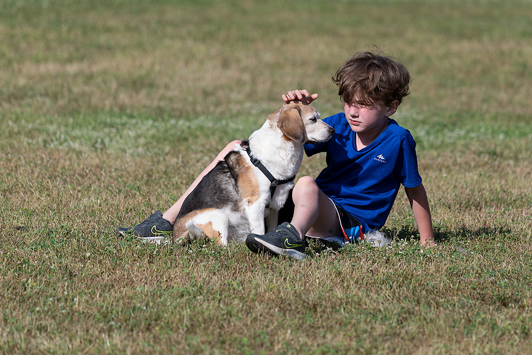 Bambino con il suo cane 2023
