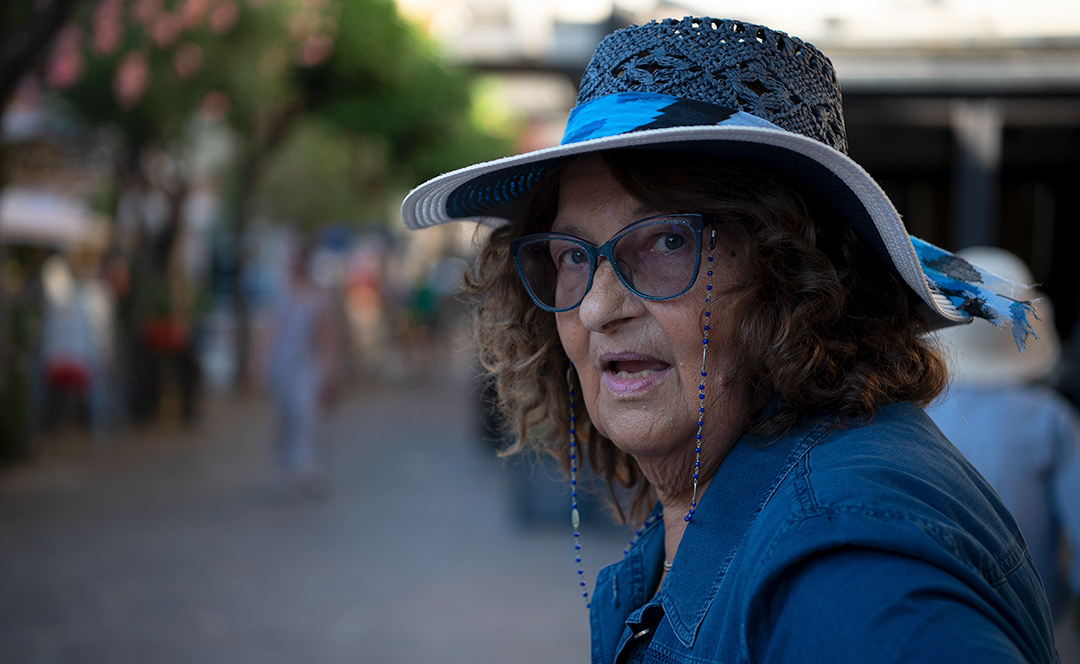Donna in blu 2023