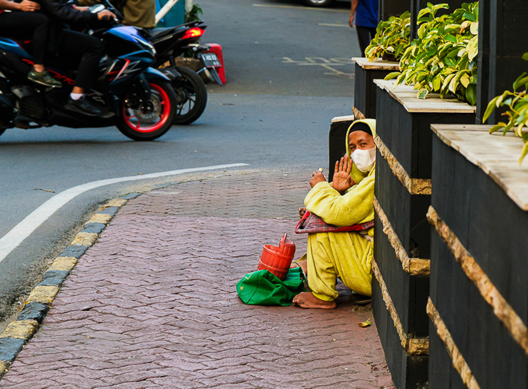 Une femme dans la rue, Jakarta.