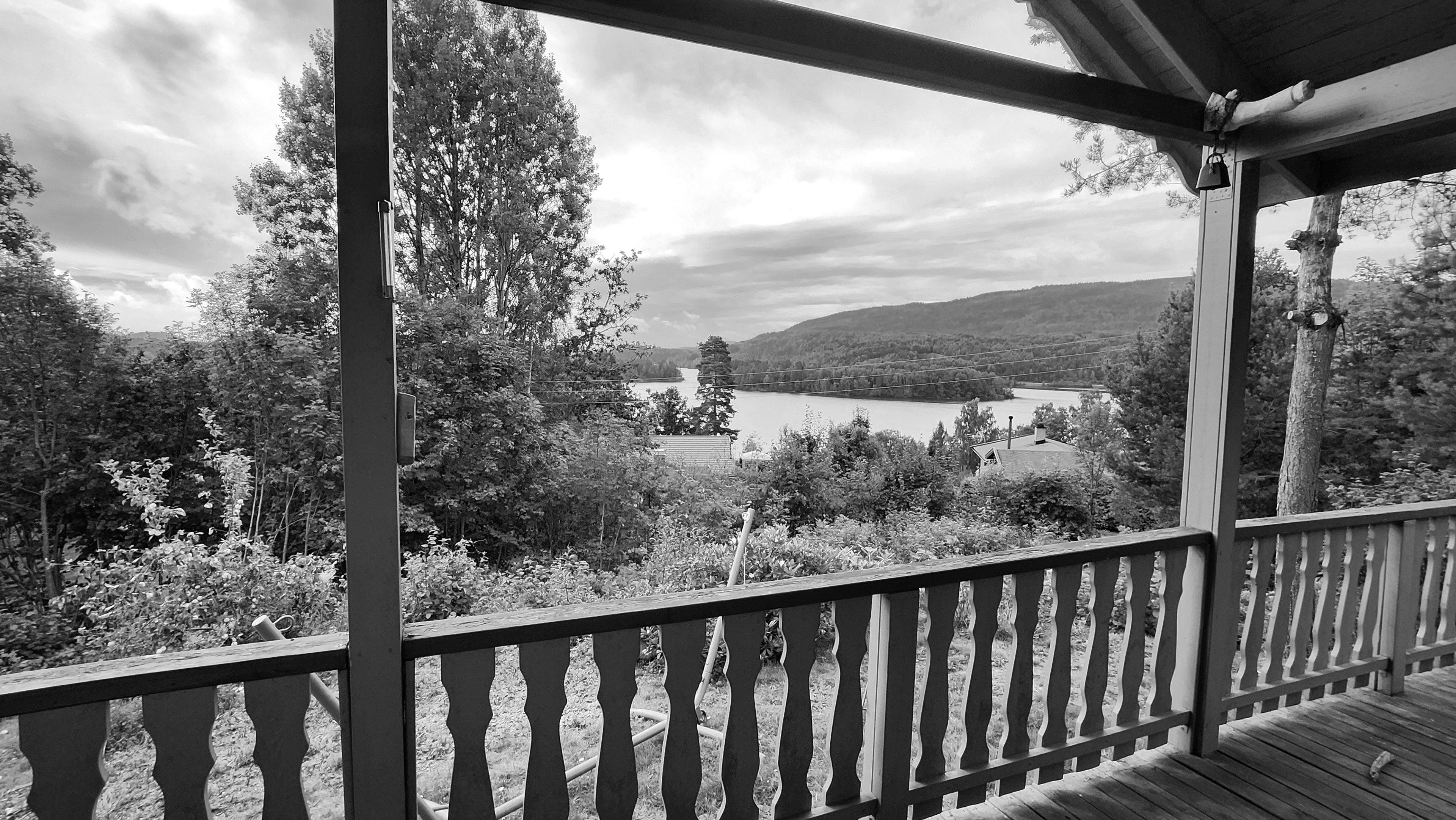 Eksisterende rekkverk med utsikt mot vannet