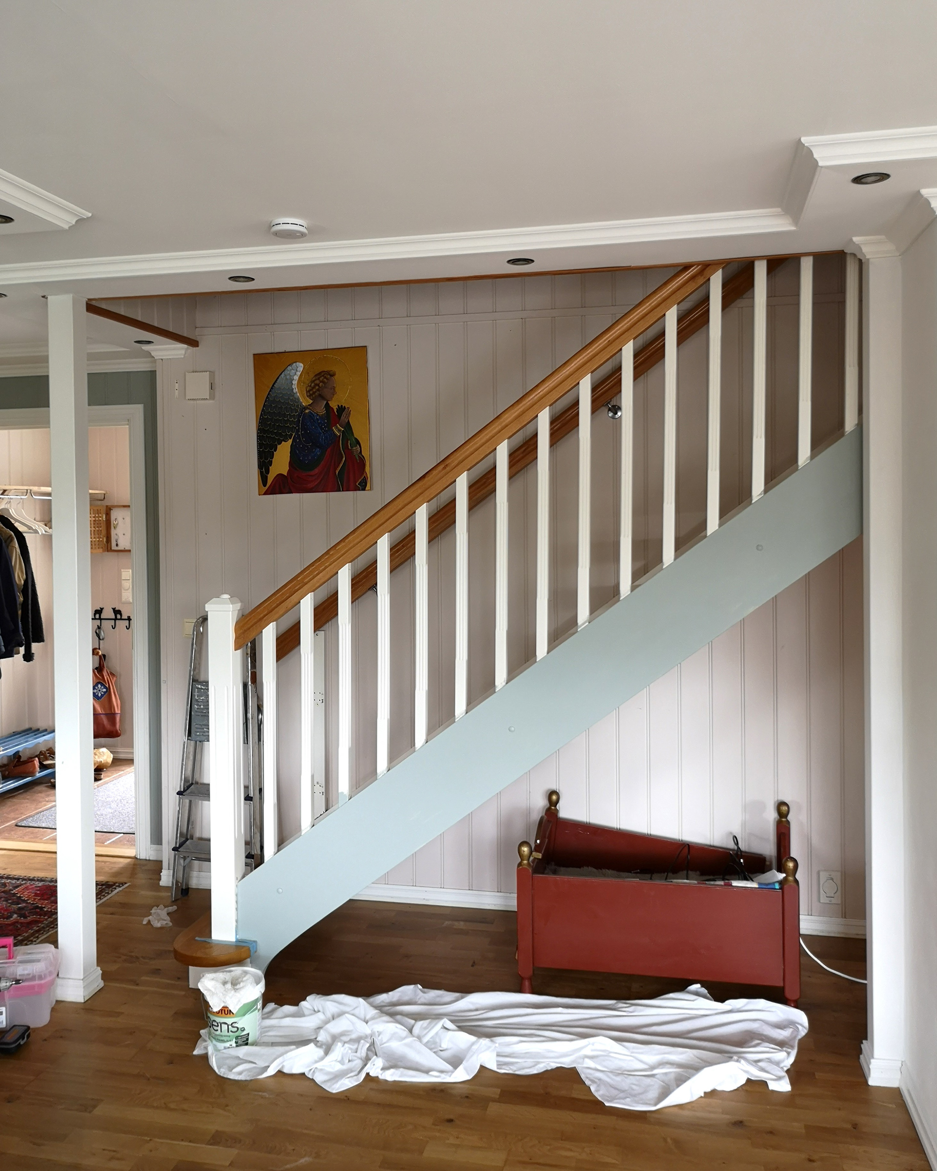 Utgangspunktet var en åpen trapp som gjorde det vanskelig å møblere på en ryddig og god måte i stua.