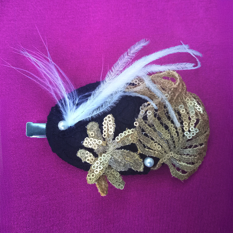 9 cm (H) X 10 cm (W) Fascinator with a metal clip