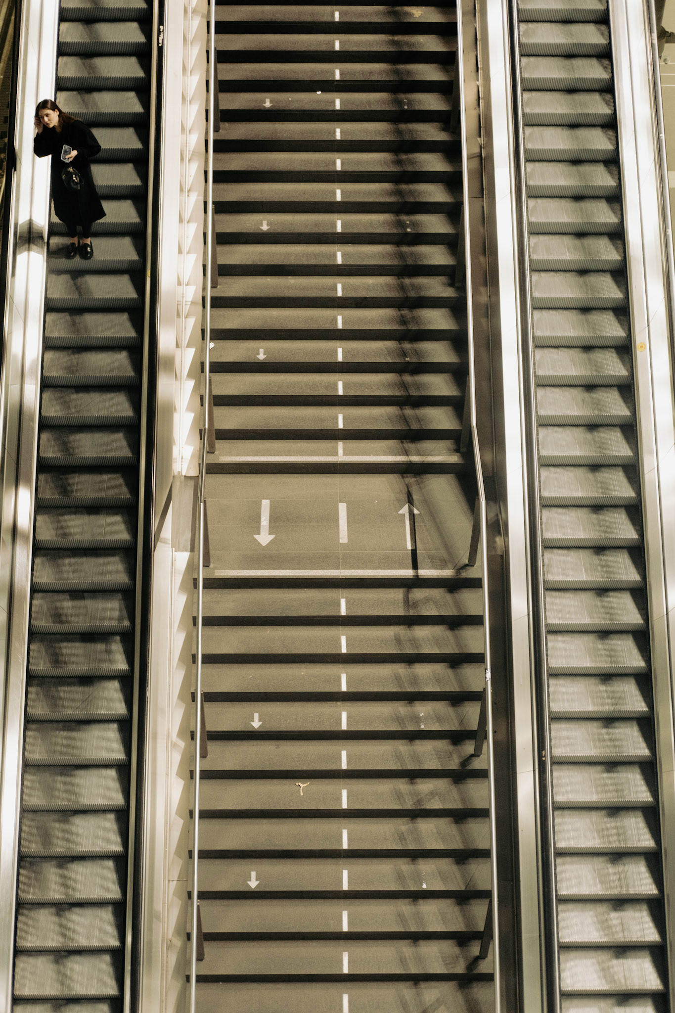 Junge Frau auf der Rolltreppe << "Berlin"