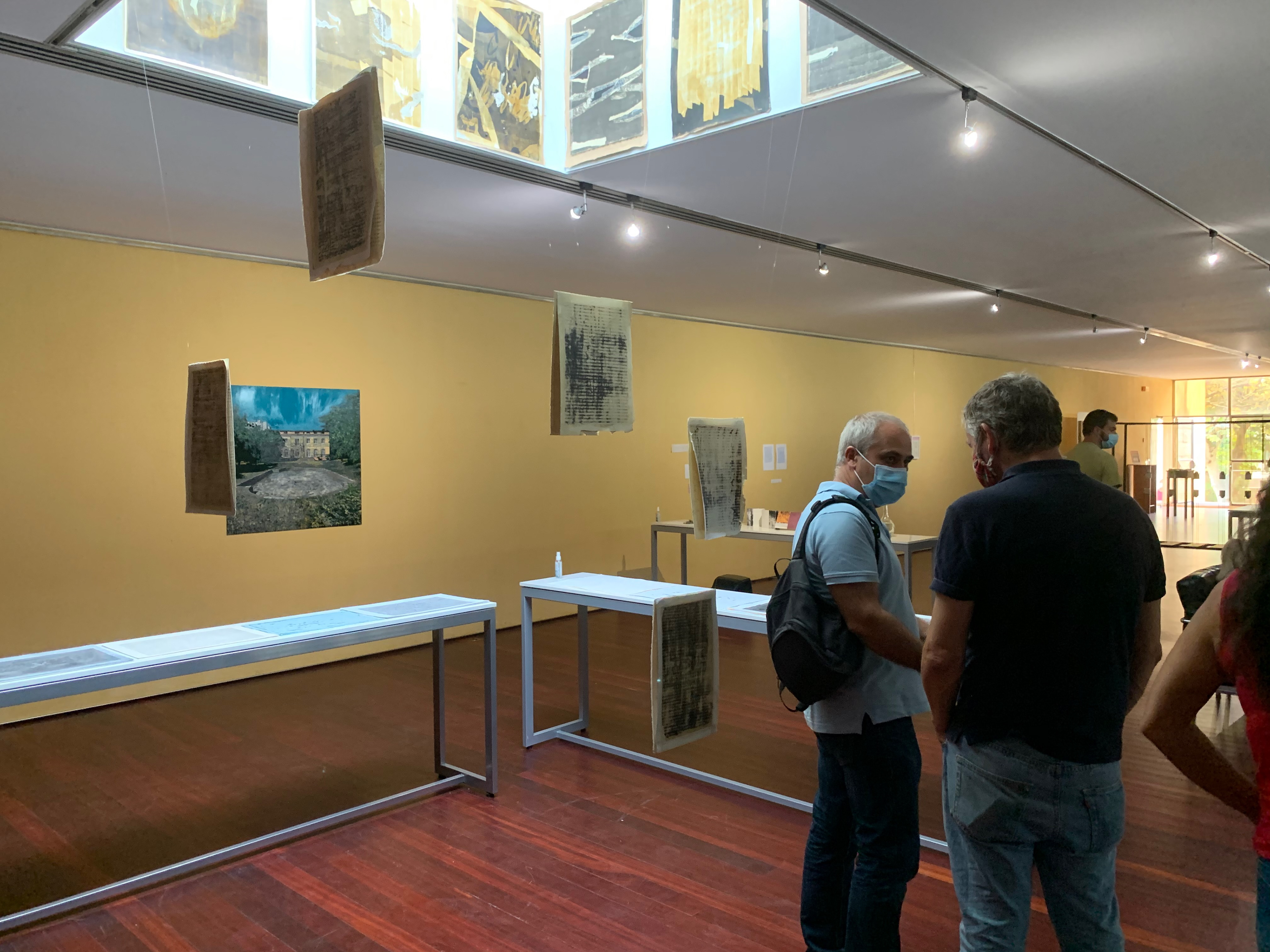 Vista da exposição coletiva "Revolver".