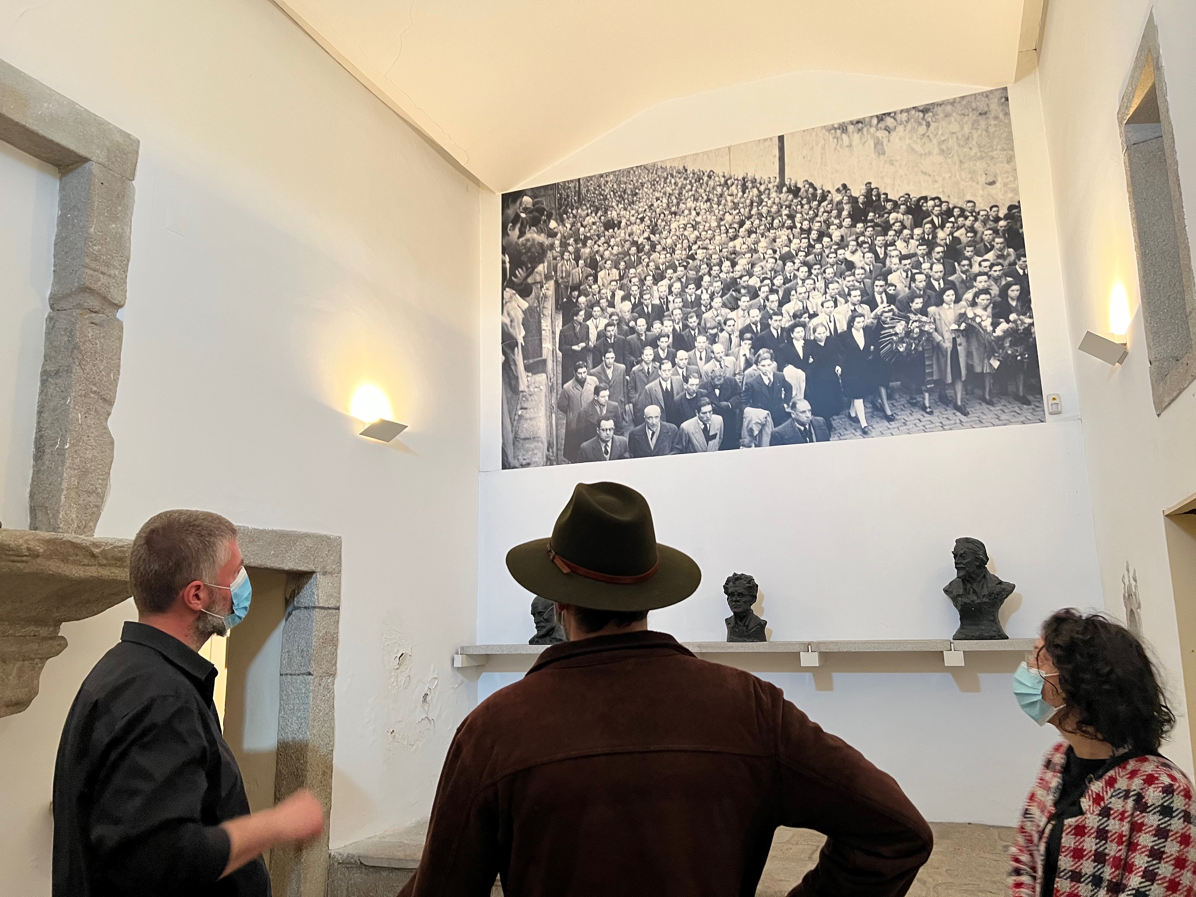 Vista da exposição coletiva "Fresta, Fenda ou Ruído".