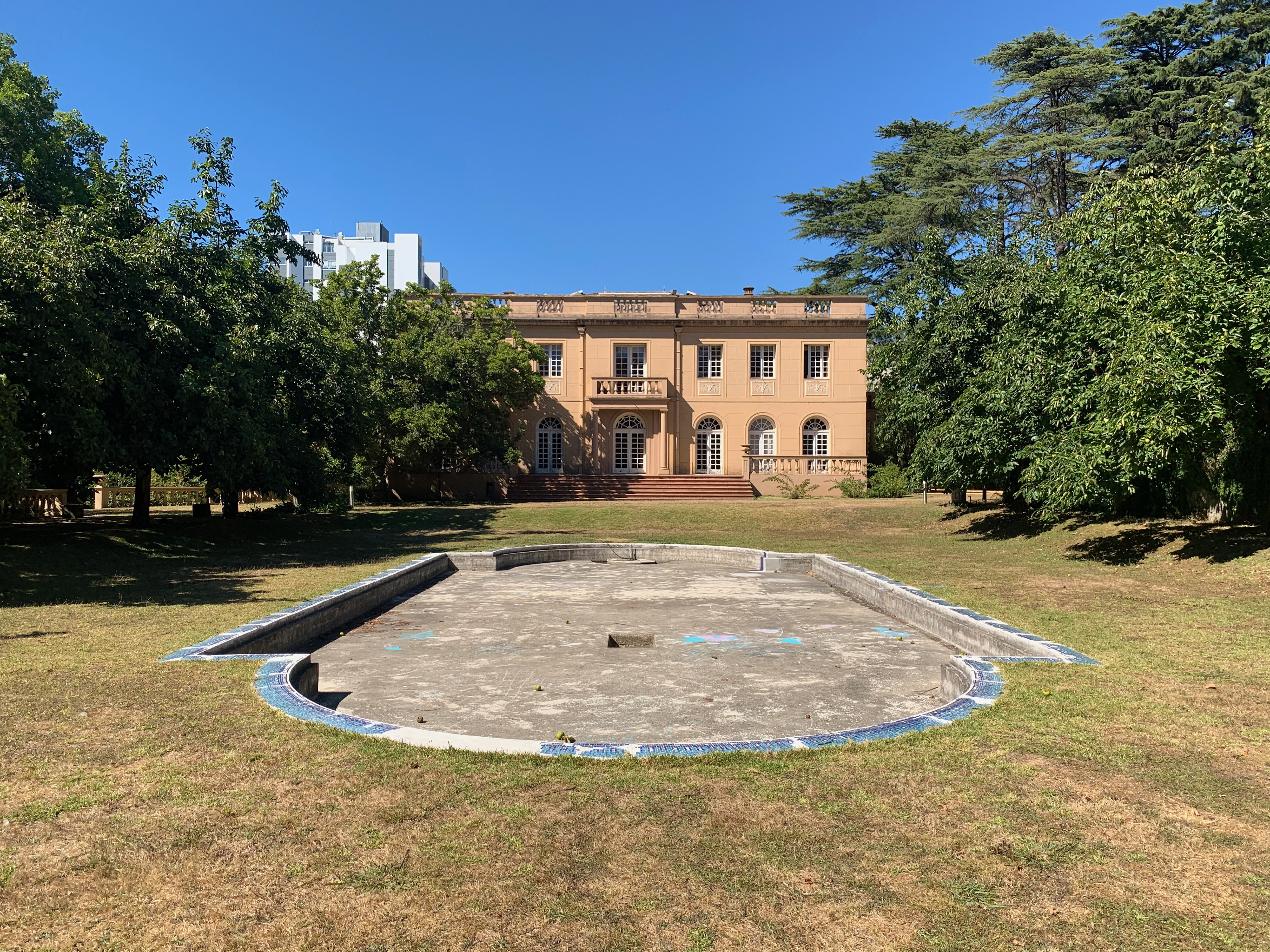 Vista exterior da Casa das Artes, Porto.